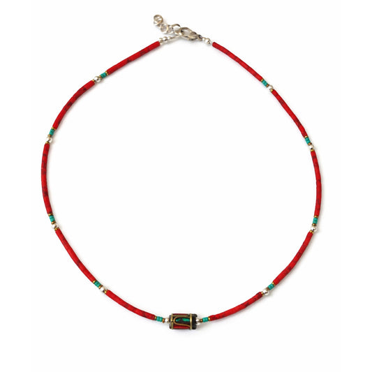 Collar de cuentas rojas y verdes con detalle metálico, estilo bohemio y cierre de plata.