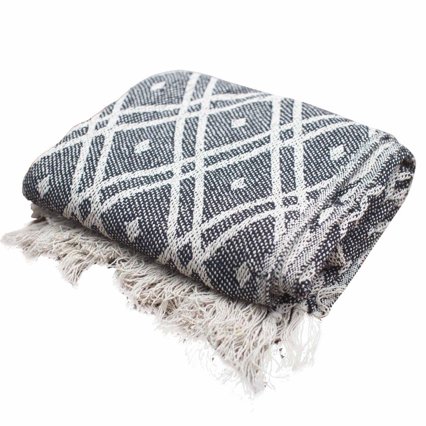 Manta de algodón en tonos gris y blanco con diseño geométrico y flecos, ideal para decoración y confort.