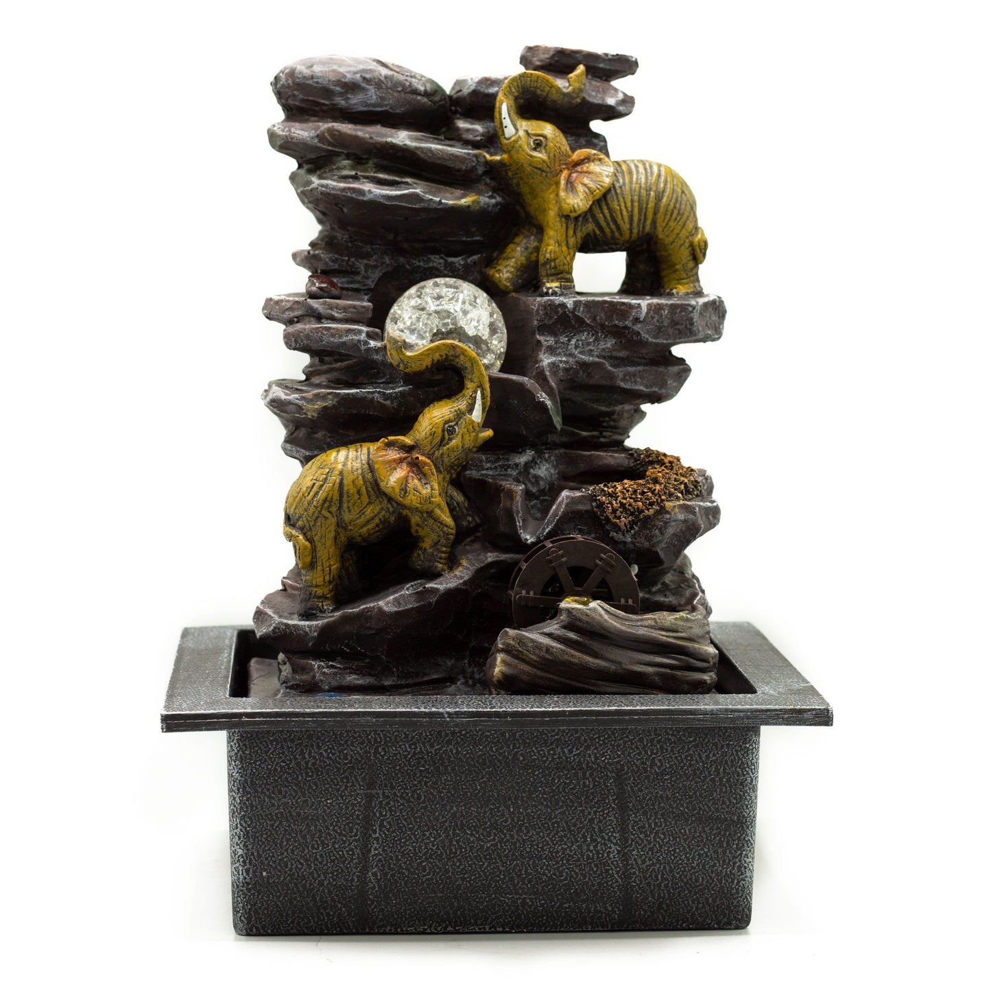Fuente de interior: dos elefantes dorados en rocas oscuras, bola de cristal iluminada y pequeña rueda de agua.