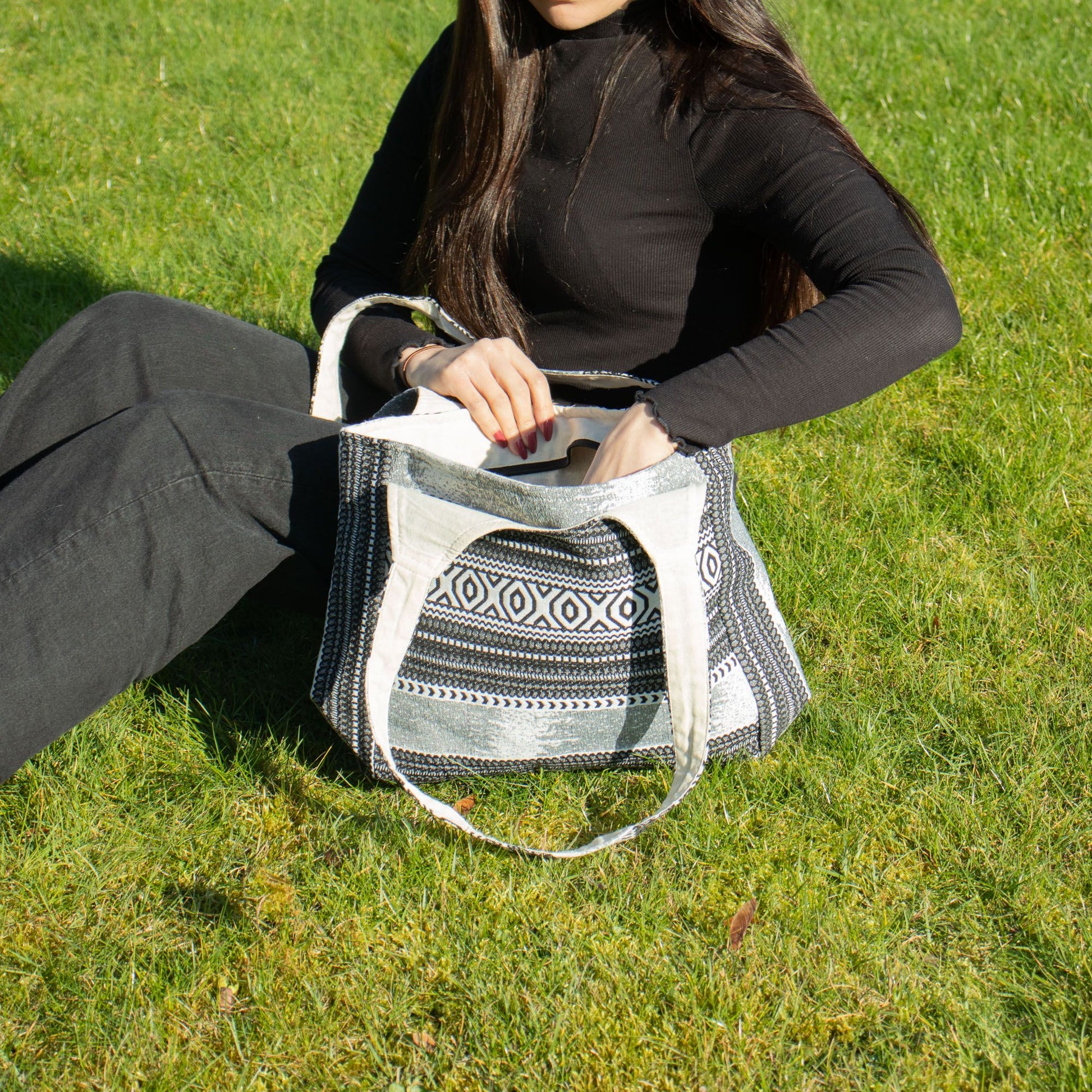 Bolsa de mano negra y blanca de algodón, estilo bohemio, con asas resistentes, ideal para el día a día.