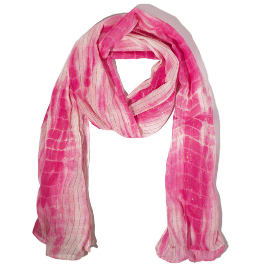 Bufanda de seda en tonos rosa vibrante con estampado tie-dye y detalles dorados, perfecta para un look chic.
