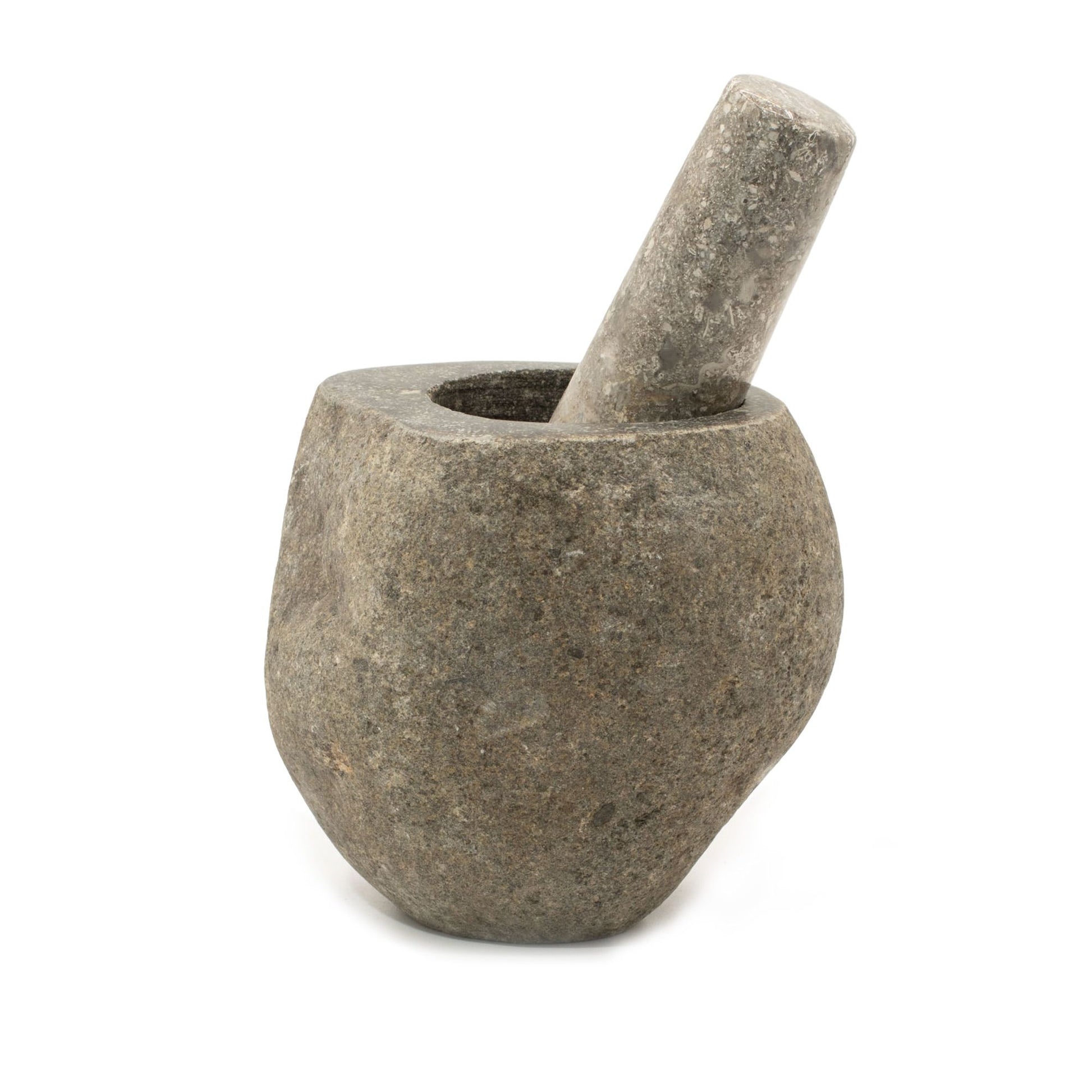 Mortero de piedra gris con mano de mortero, estilo rústico, ideal para ingredientes naturales y cocina tradicional.