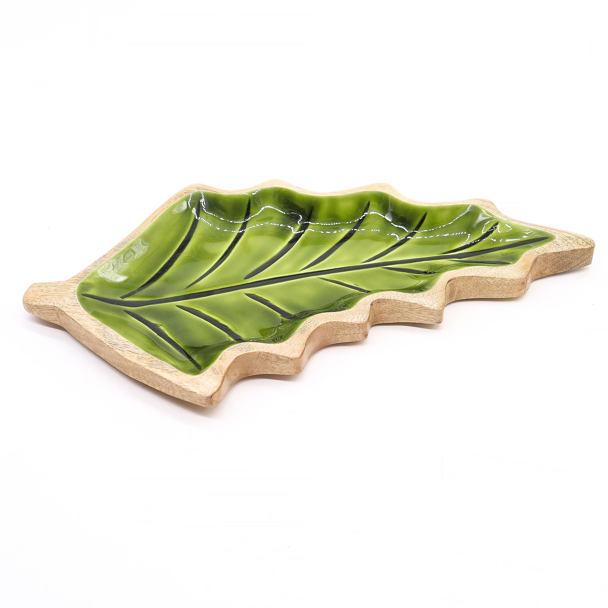 Plato decorativo de cerámica verde en forma de hoja con base de madera. Ideal para servir o decorar.