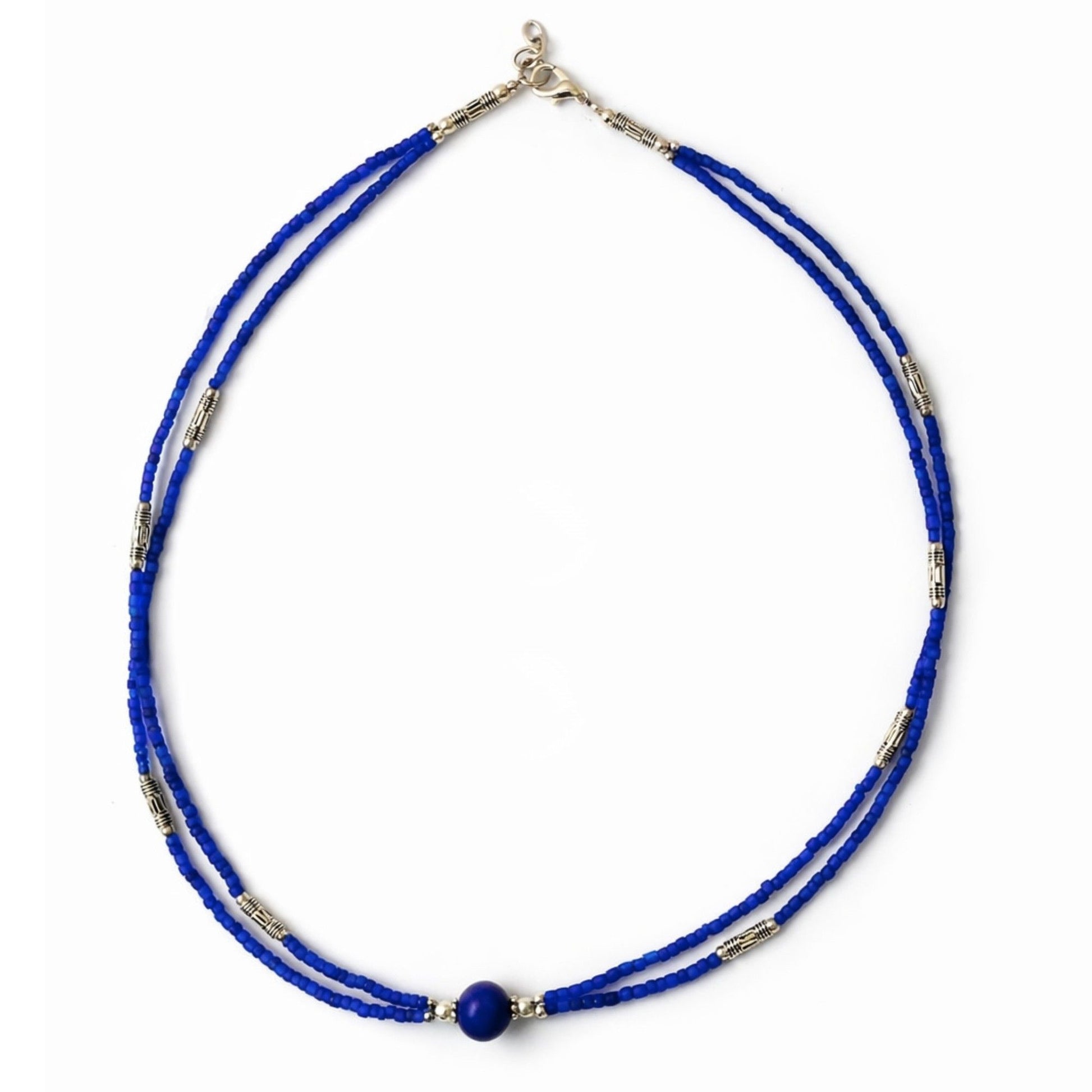 Collar de cuentas azules con detalles plateados y perla central, diseño elegante y moderno.