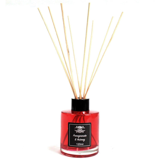Difusor de 120ml con líquido rojo, varillas de madera y etiqueta negra, sobre fondo blanco.