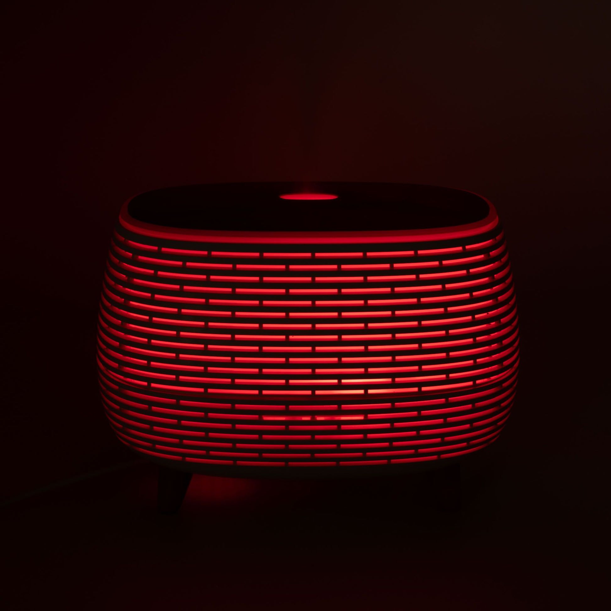 Lámpara moderna de mesa, color rojo, diseño tejido en plástico, estilo minimalista y contemporáneo.
