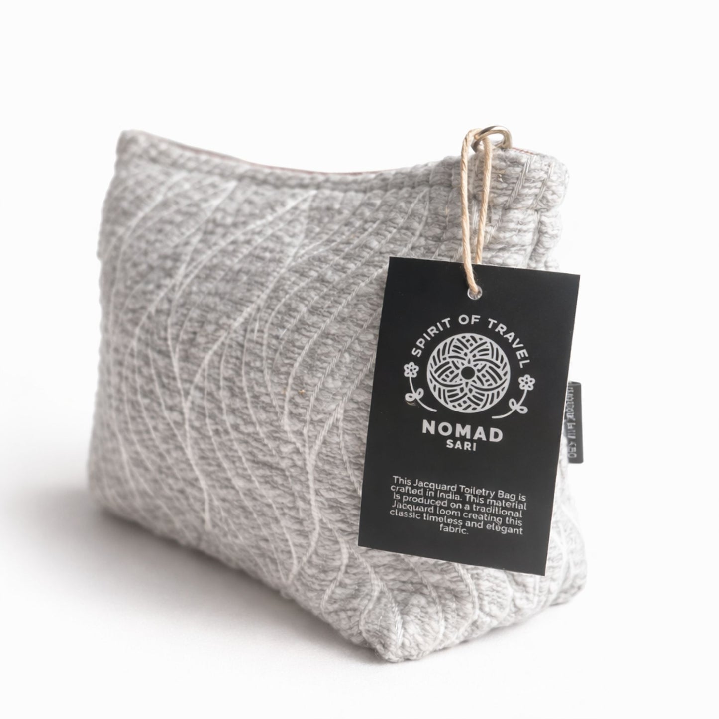 Bolsa de tocador gris jaspeado de tejido, estilo elegante, con etiqueta "Spirit of Travel" y diseño clásico.