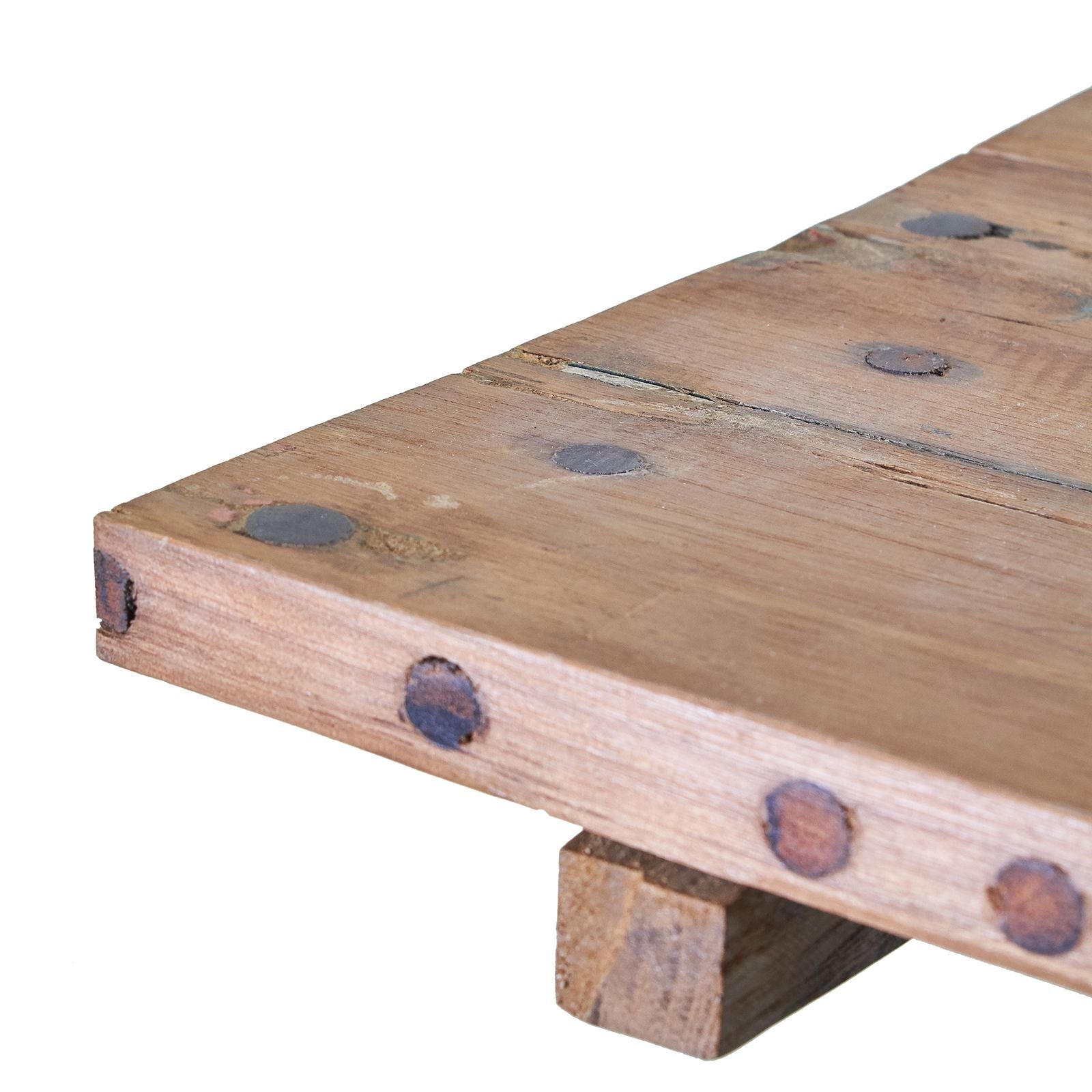 Tablero de madera rústica con herrajes en acentos oscuros, acabado natural y diseño artesanal para decoración única.