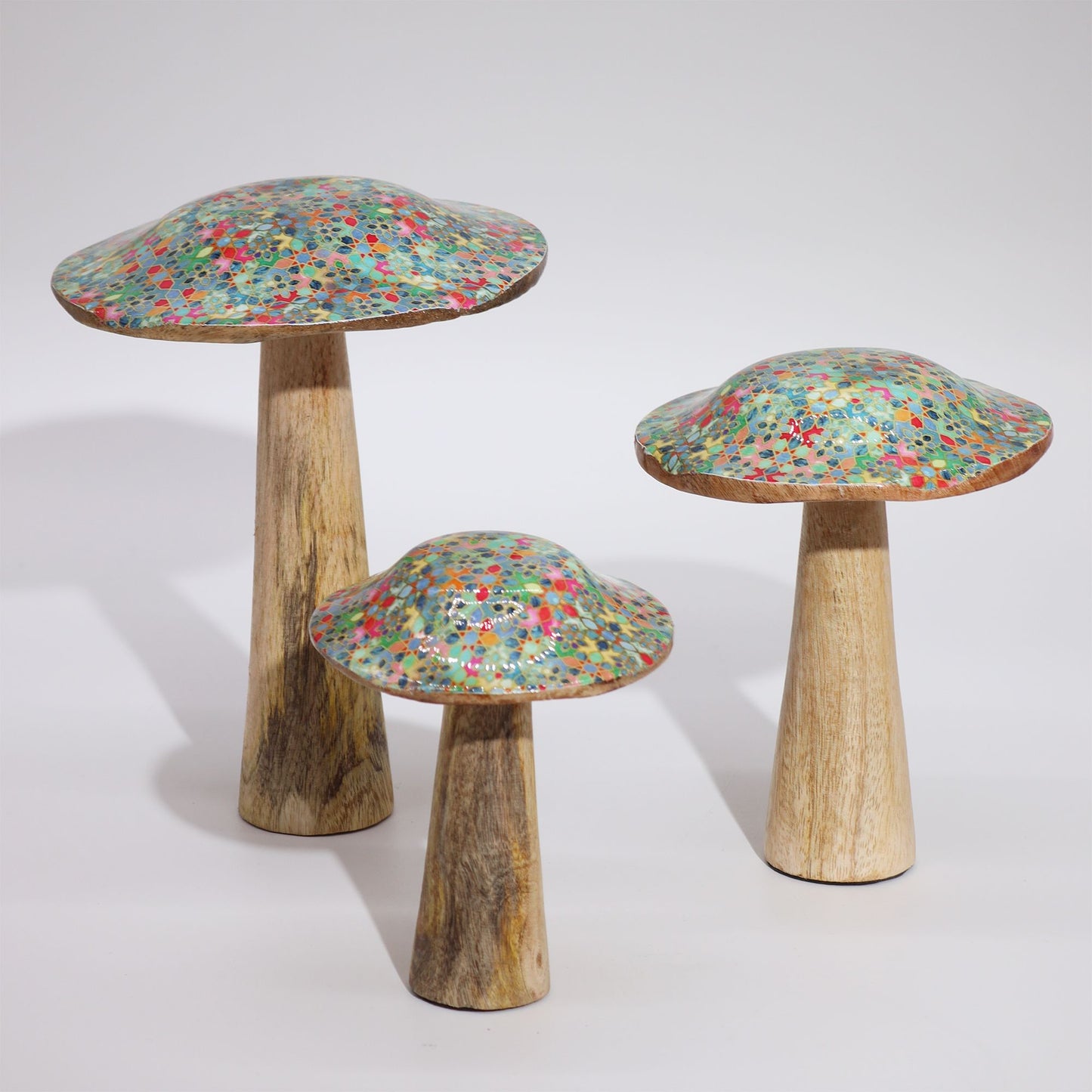 Set de hongos decorativos de madera con bases en color natural y sombreros en azul con flores multicolores.