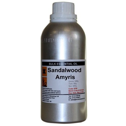Aceite esencial de sándalo amyris en botella metálica plateada de 560g, ideal para aromaterapia y cosmética.