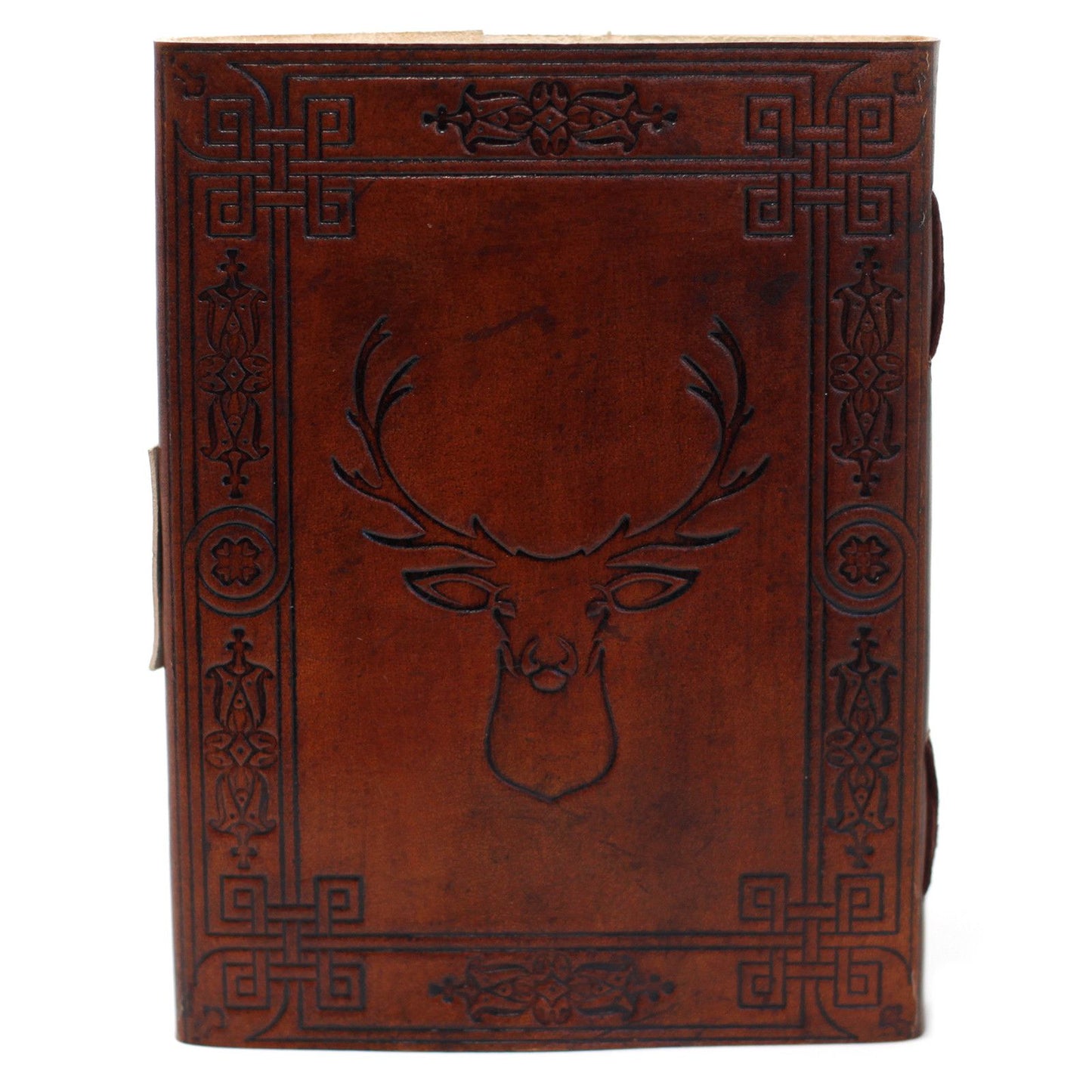 Cuaderno de cuero marrón con grabado de ciervo y detalles ornamentales, estilo vintage y rústico.