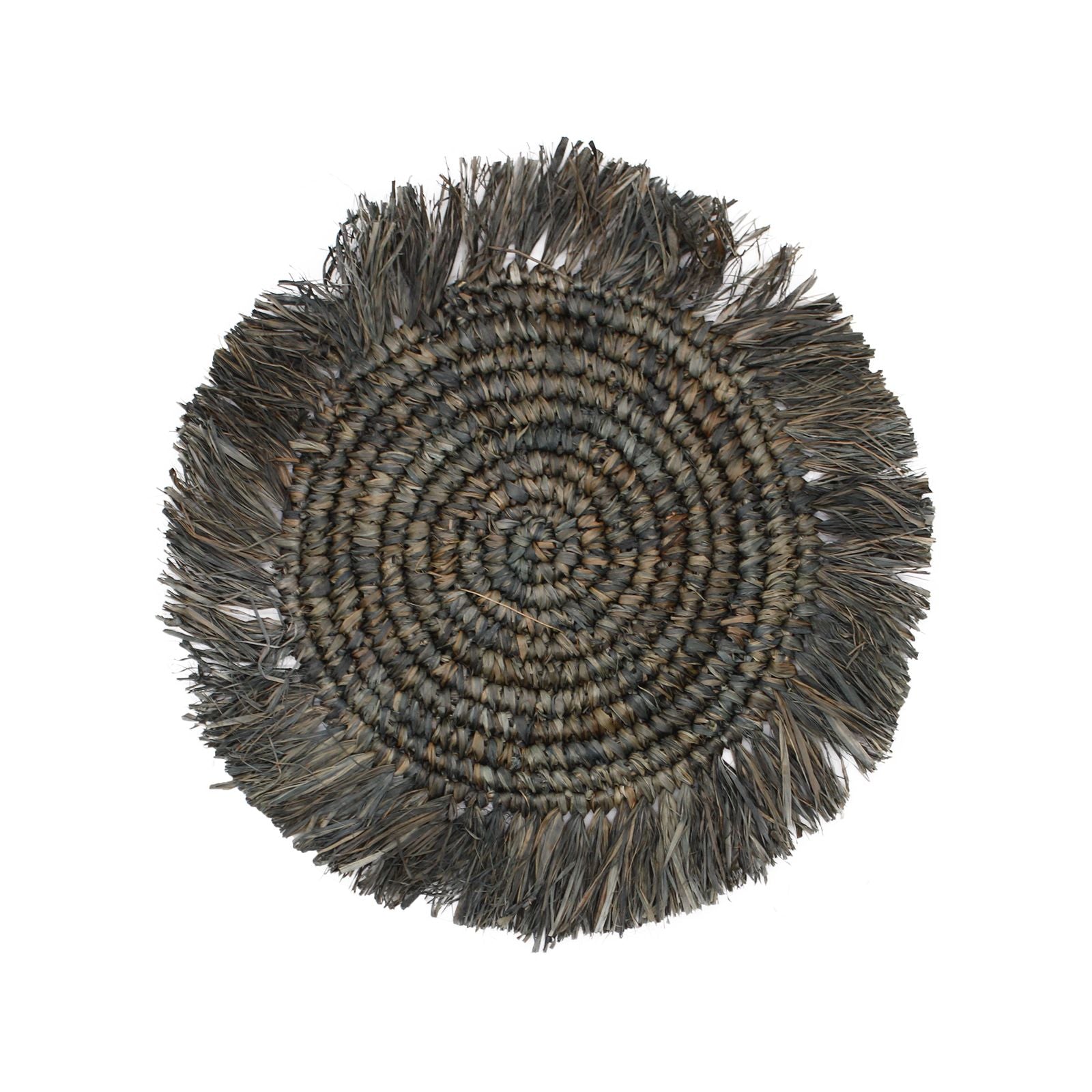 Centro de mesa redondo de mimbre en tonos gris oscuro, con flecos decorativos. Ideal para decoración rústica.