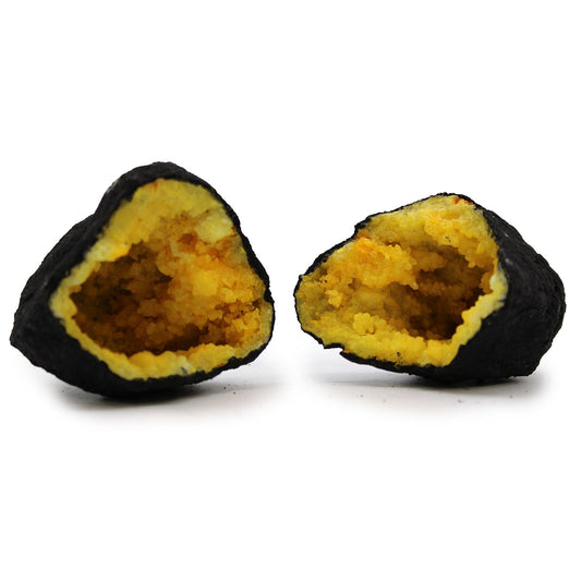 Bola de masa frita negra con interior amarillo, perfecta para acompañar comidas o como aperitivo.