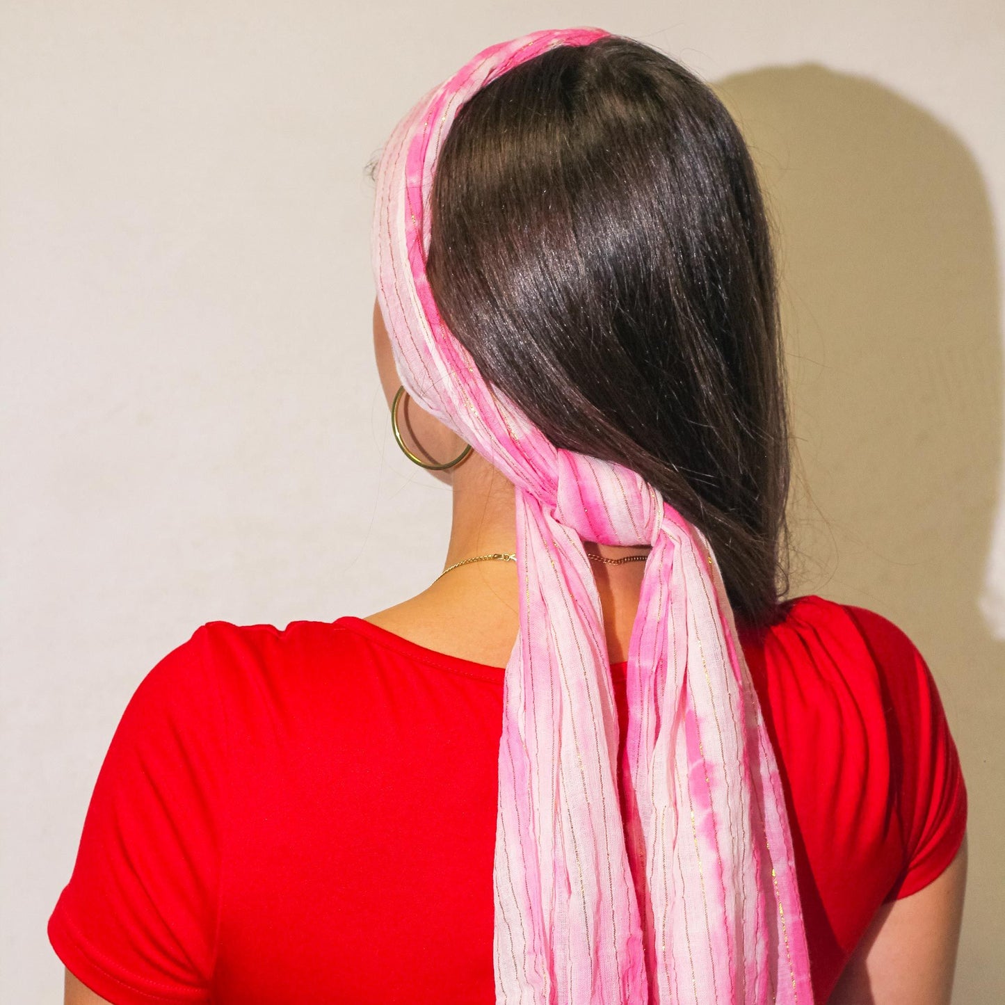 Bufanda ligera de seda en tonos rosa y blanco, estilo bohemio, perfecta para un look veraniego.