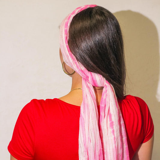Bufanda ligera de seda en tonos rosa y blanco, estilo bohemio, perfecta para un look veraniego.