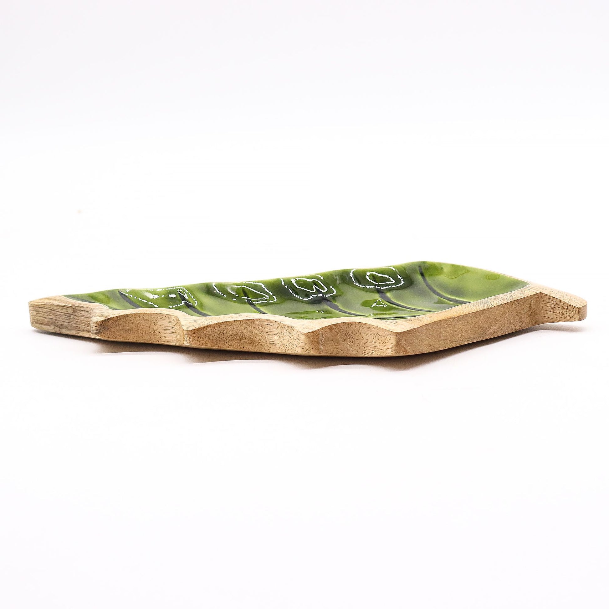 Plato decorativo de cerámica verde con borde de madera, estilo orgánico y moderno. Ideal para centro de mesa.