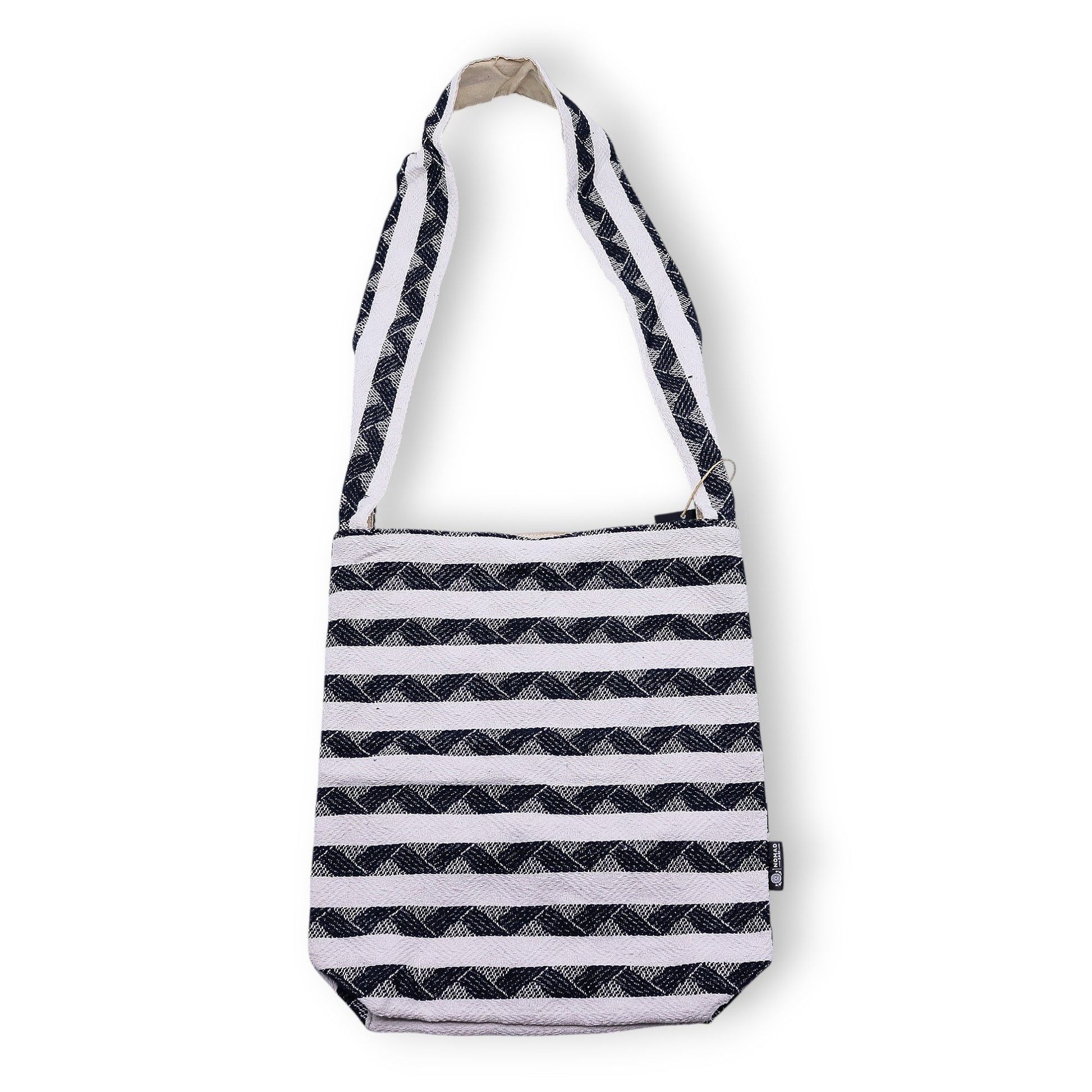 Bolso de tela blanco y negro con rayas y asas largas, ideal para uso cotidiano y estilo casual.