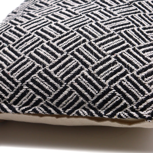 Funda de cojín cuadrada con tejido geométrico estilo indio en blanco y negro, textura de algodón y cierre de cremallera.