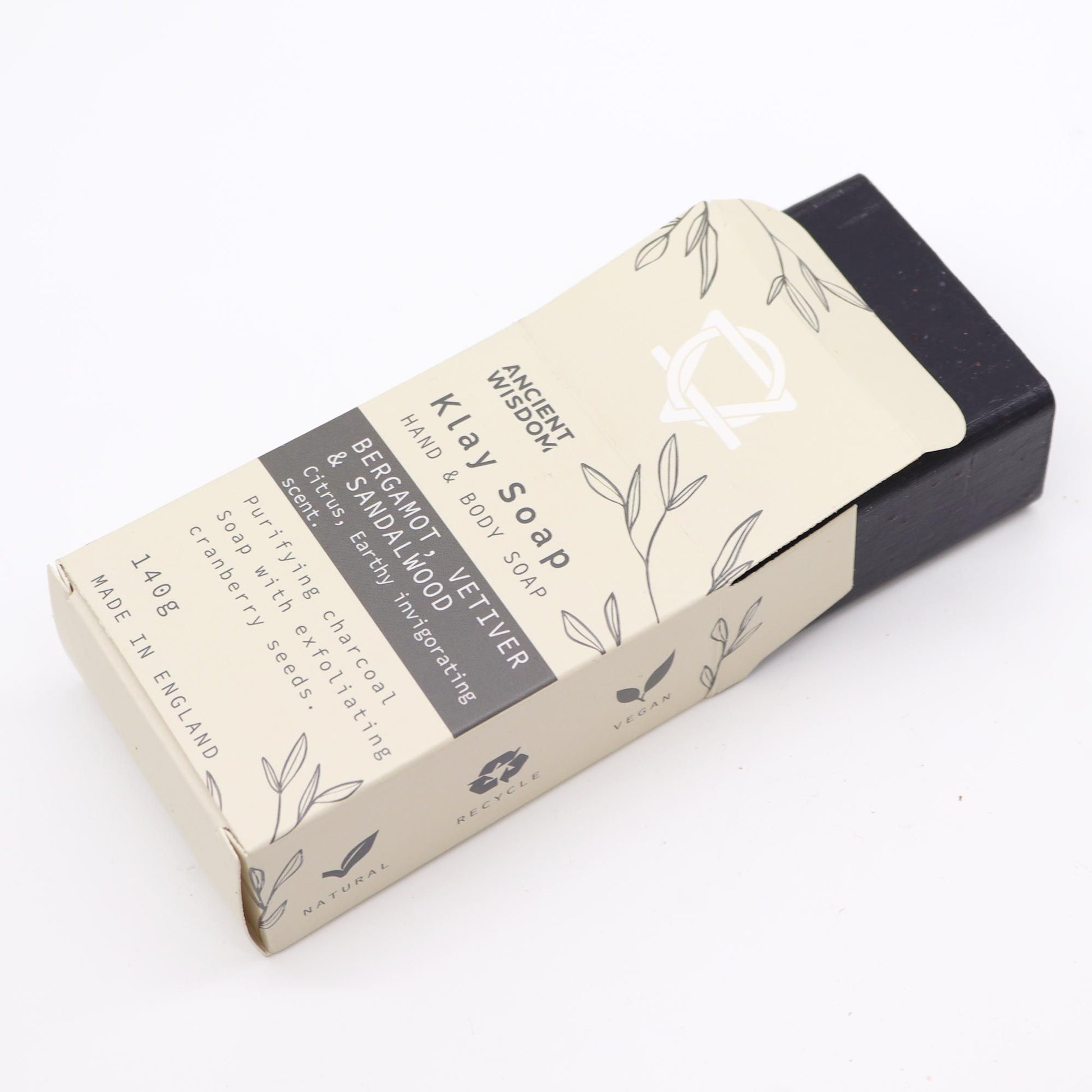 Jabón corporal negro de bergamota y vetiver en empaque natural, 148g, de Ancient Wisdom, fabricado en Inglaterra.