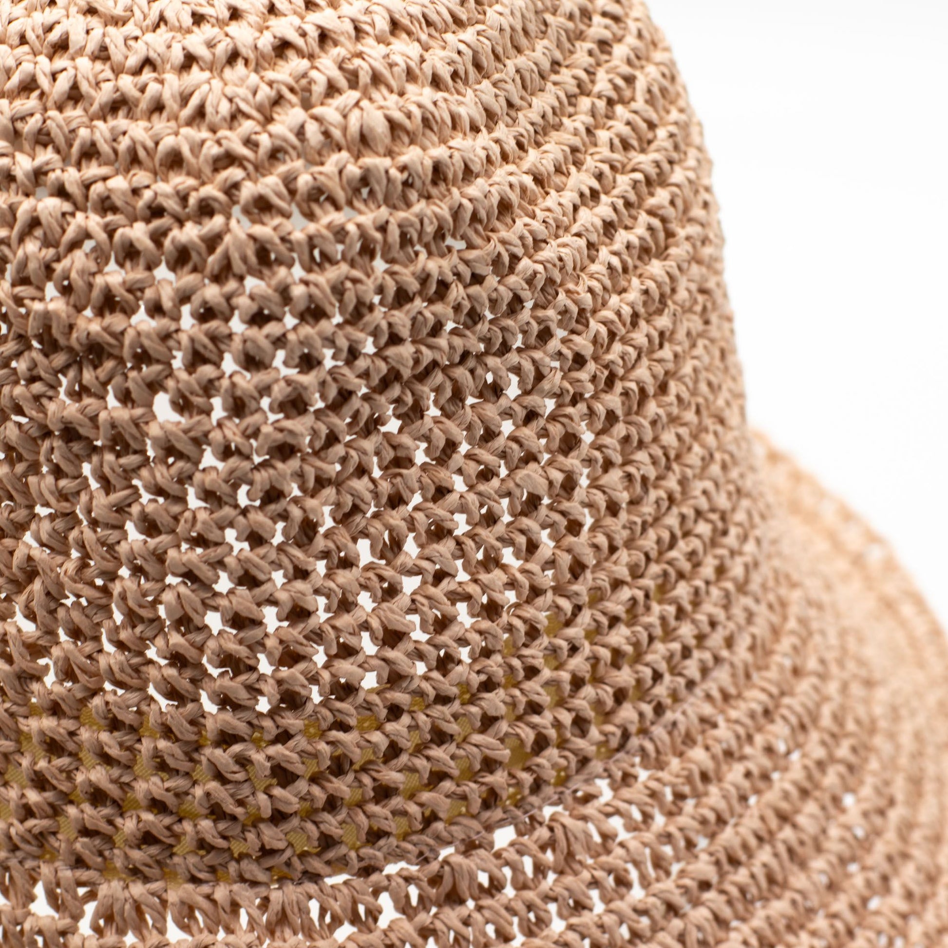Sombrero de crochet beige, tejido ligero y ventilado, ideal para el verano. Perfecto para un estilo casual y fresco.