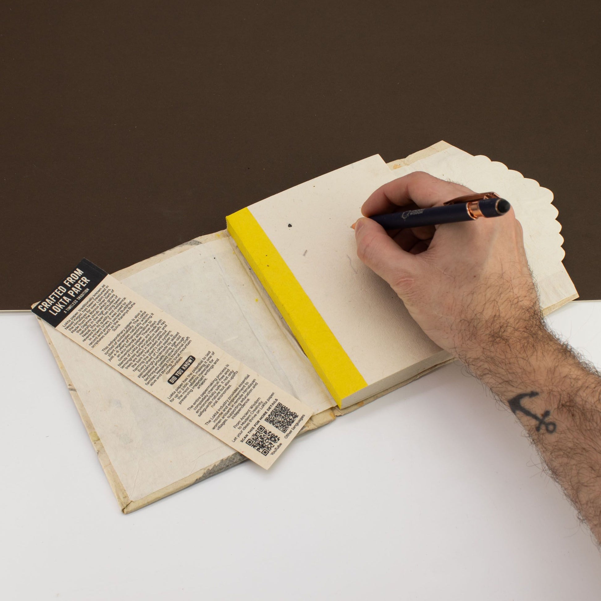 Cuaderno artesanal con tapa amarilla y páginas en blanco, ideal para escritores y artistas.