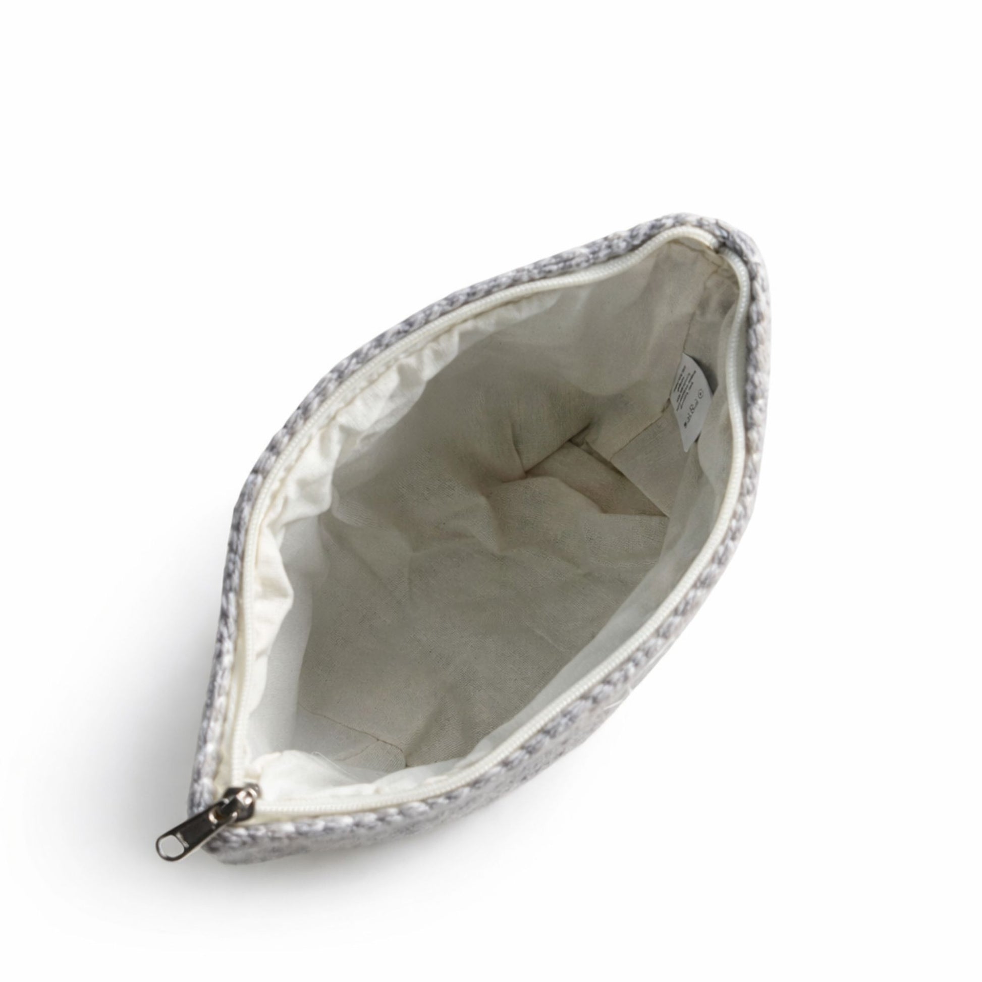 Neceser gris con rayas en textura suave y forro beige, ideal para maquillaje o artículos de viaje.