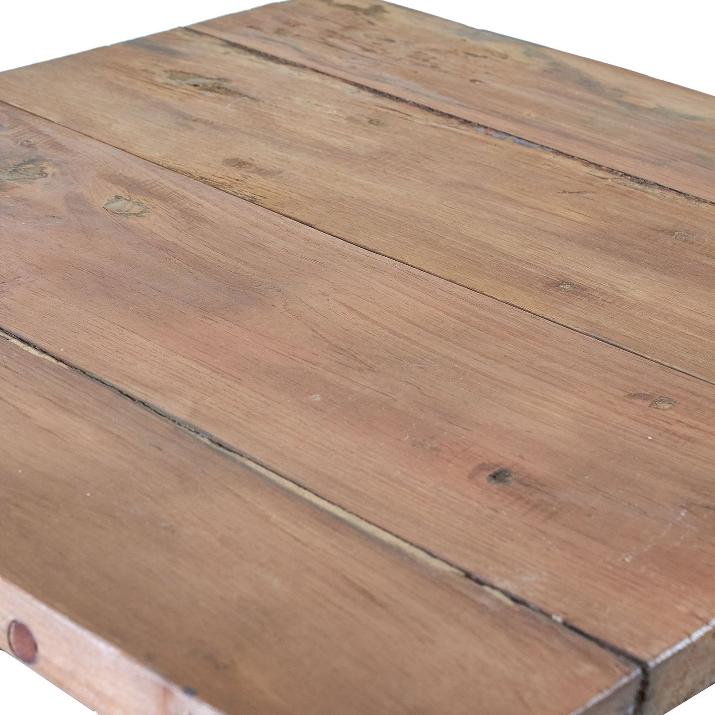 Mesa de madera de pino reciclada, estilo rústico, con acabado natural en tonos marrones, superficie lisa y robusta.