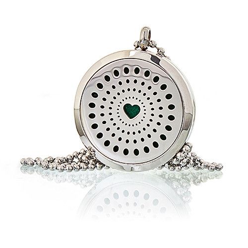 Colgante plateado con diseño perforado y corazón verde, cadena de perlas. Ideal para un estilo elegante.