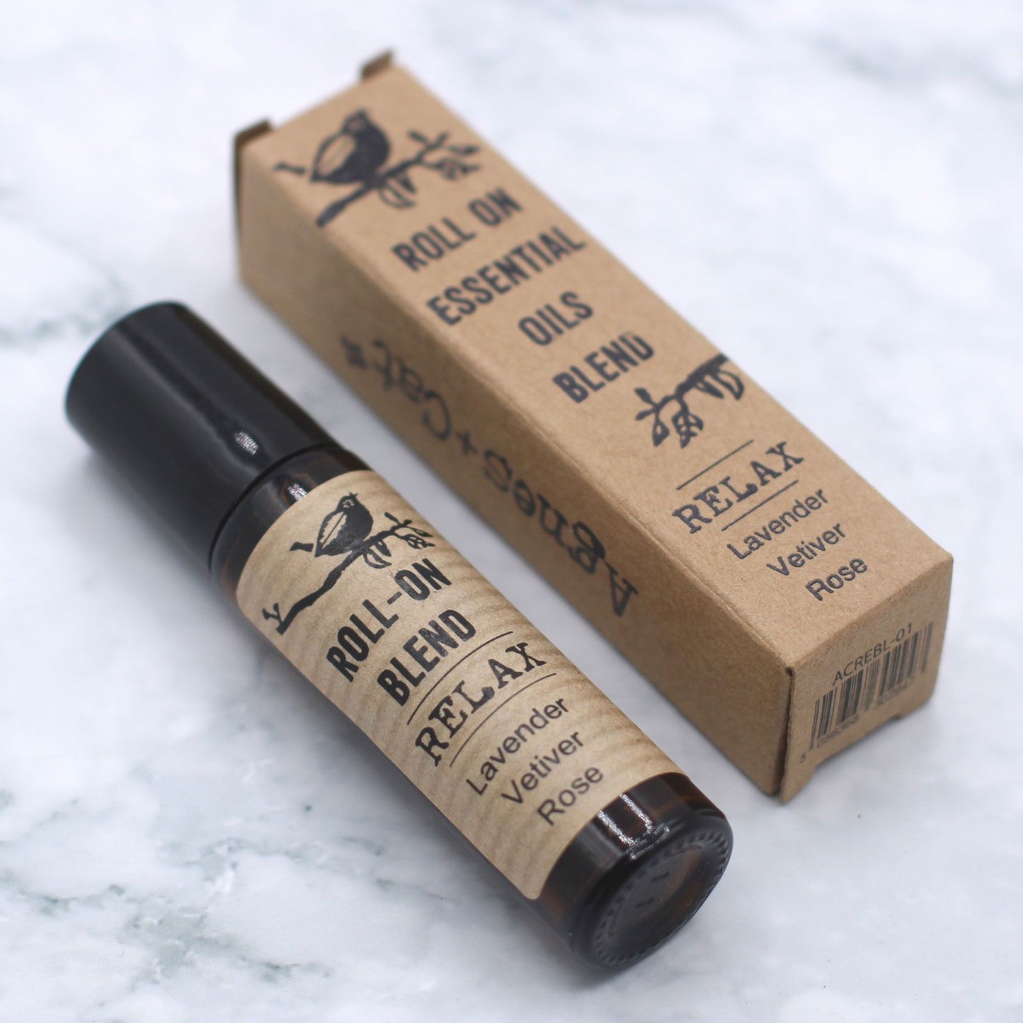 Roll-on de aceites esenciales en frasco marrón. Mezcla de lavanda, vetiver y rosa. Caja reciclable.