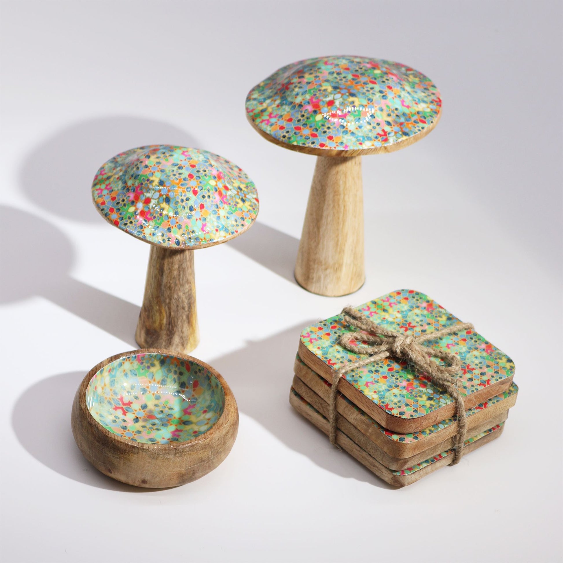 Set de decoración en madera con diseño floral multicolor y posavasos de yute, ideal para embellecer cualquier ambiente.