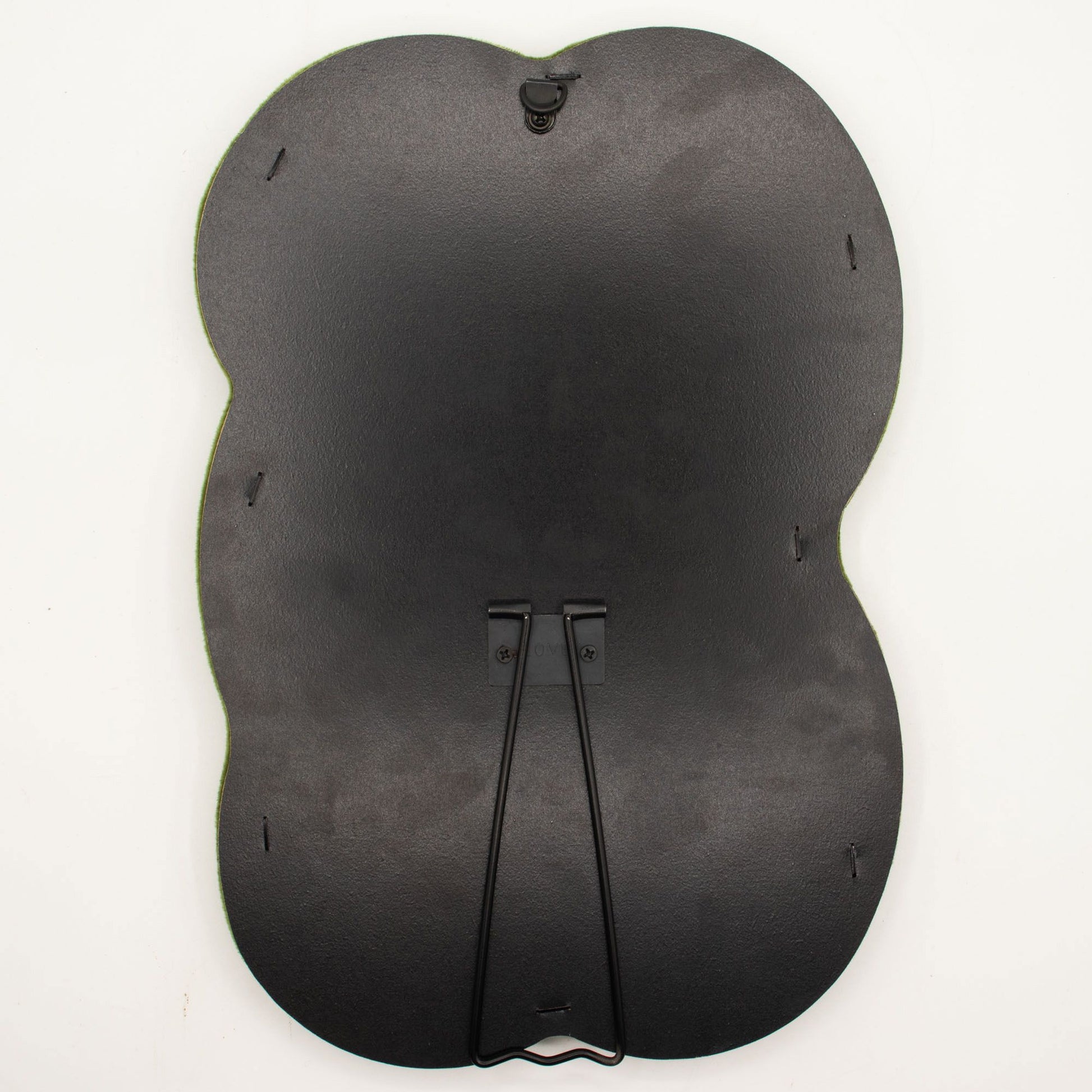 Base negra en forma de nube con soporte metálico, ideal para exhibir fotos o arte.