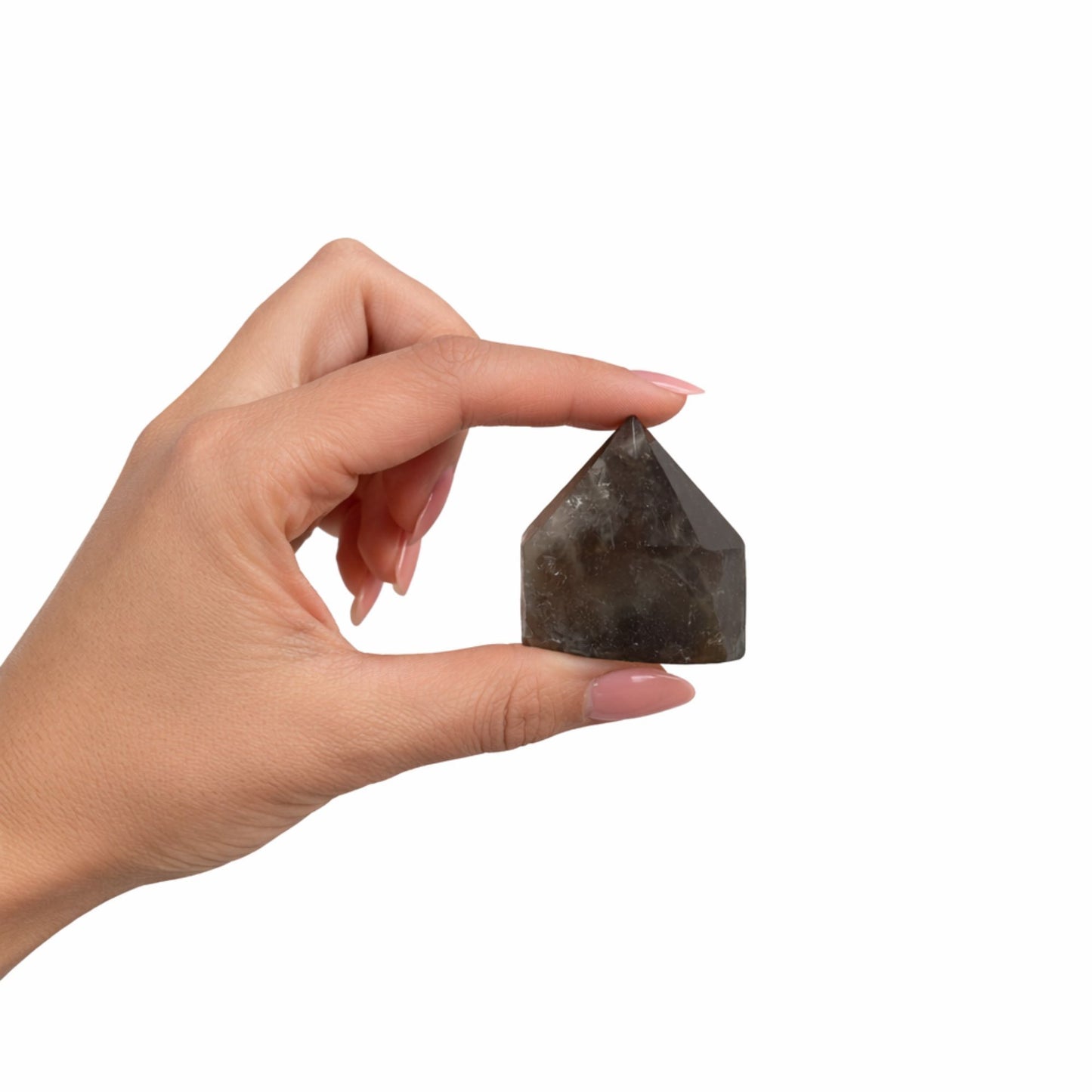 Cristal negro en forma de pirámide, hecho de obsidiana, sostenido en una mano con uñas manic urgidas.