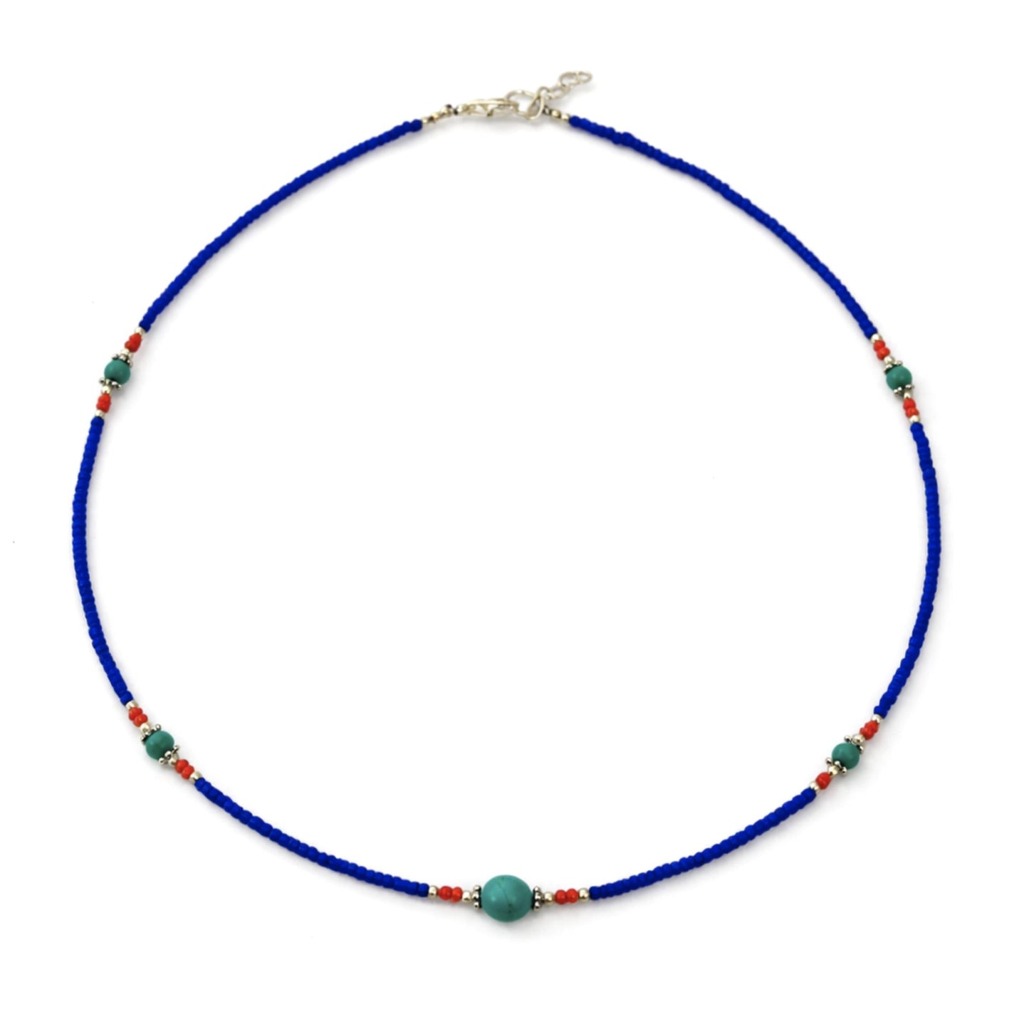 Collar de cuentas azules y verdes con detalles rojos, estilo bohemio, hecho de vidrio y metal, longitud ajustable.