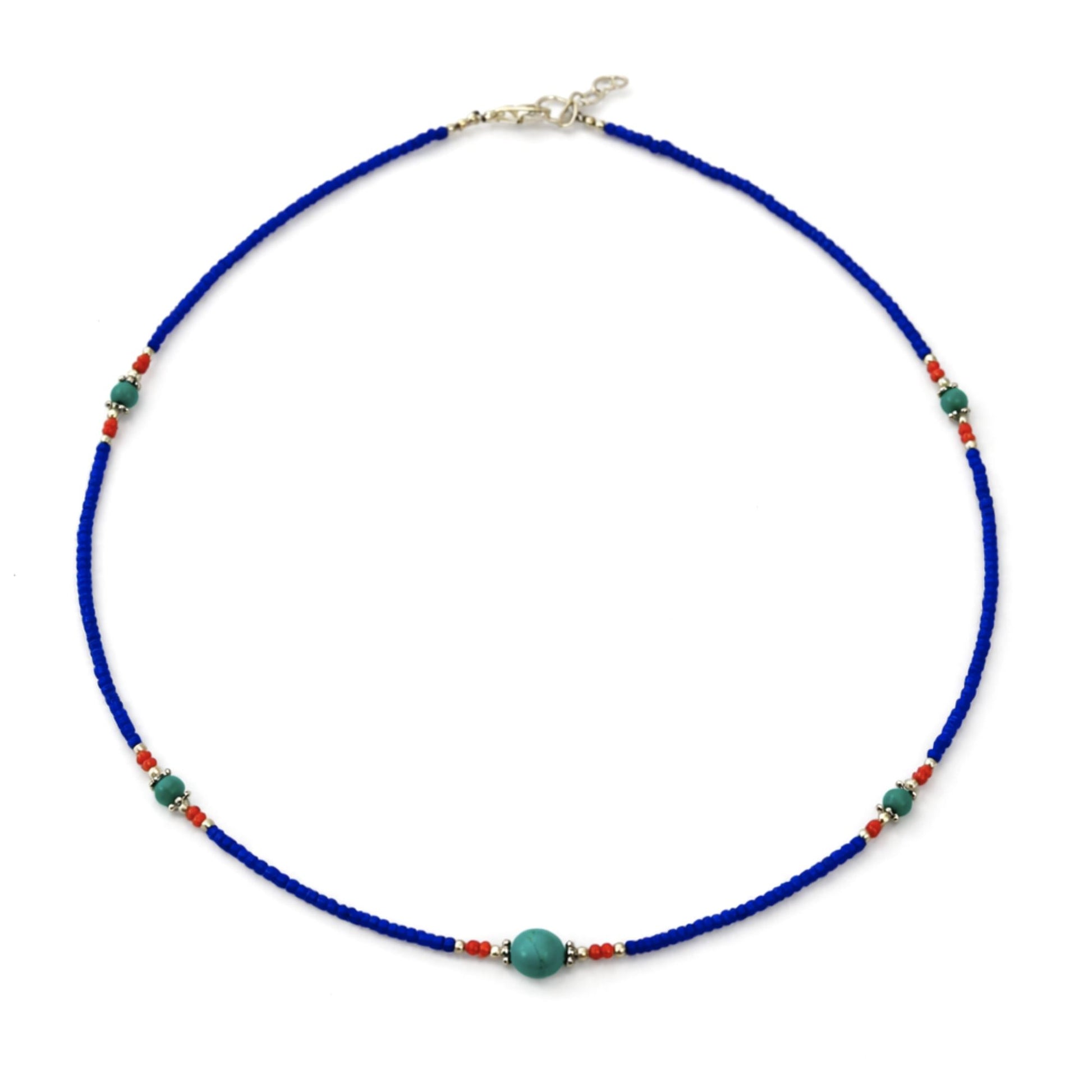 Collar de cuentas azules y verdes con detalles rojos, estilo bohemio, hecho de vidrio y metal, longitud ajustable.