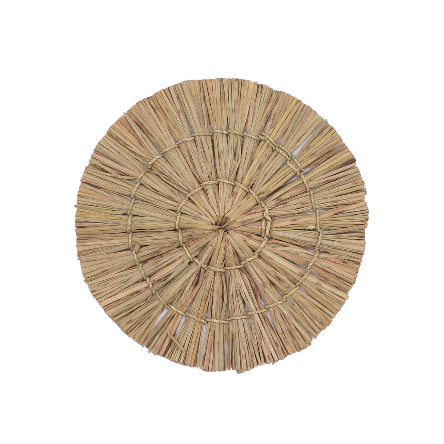Alfombra redonda de paja natural, en tonos beige y marrón, estilo rústico ideal para decoración de interiores.