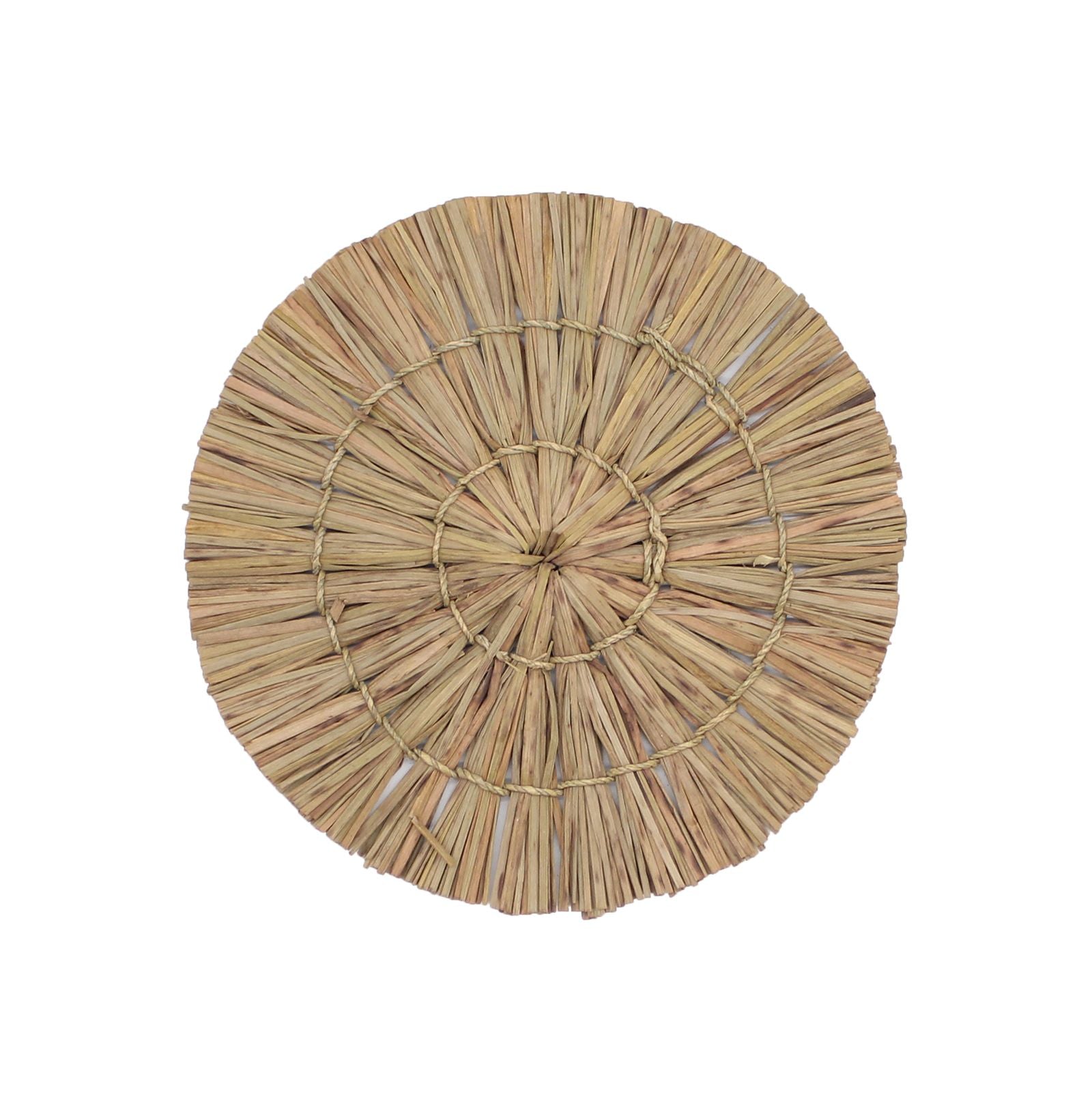 Alfombra redonda de paja natural, en tonos beige y marrón, estilo rústico ideal para decoración de interiores.