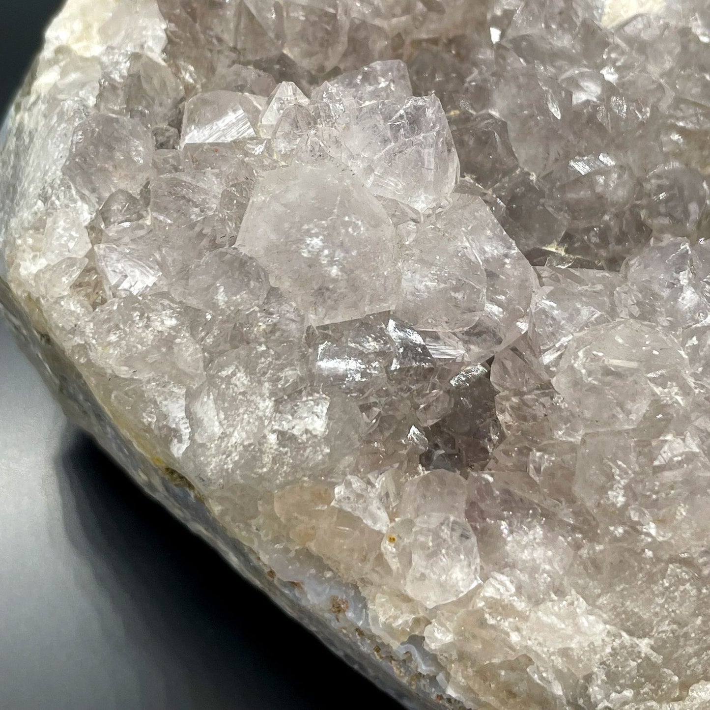 Cristales de amatista morada brillantes en base clara, ideales para decoración y coleccionismo.