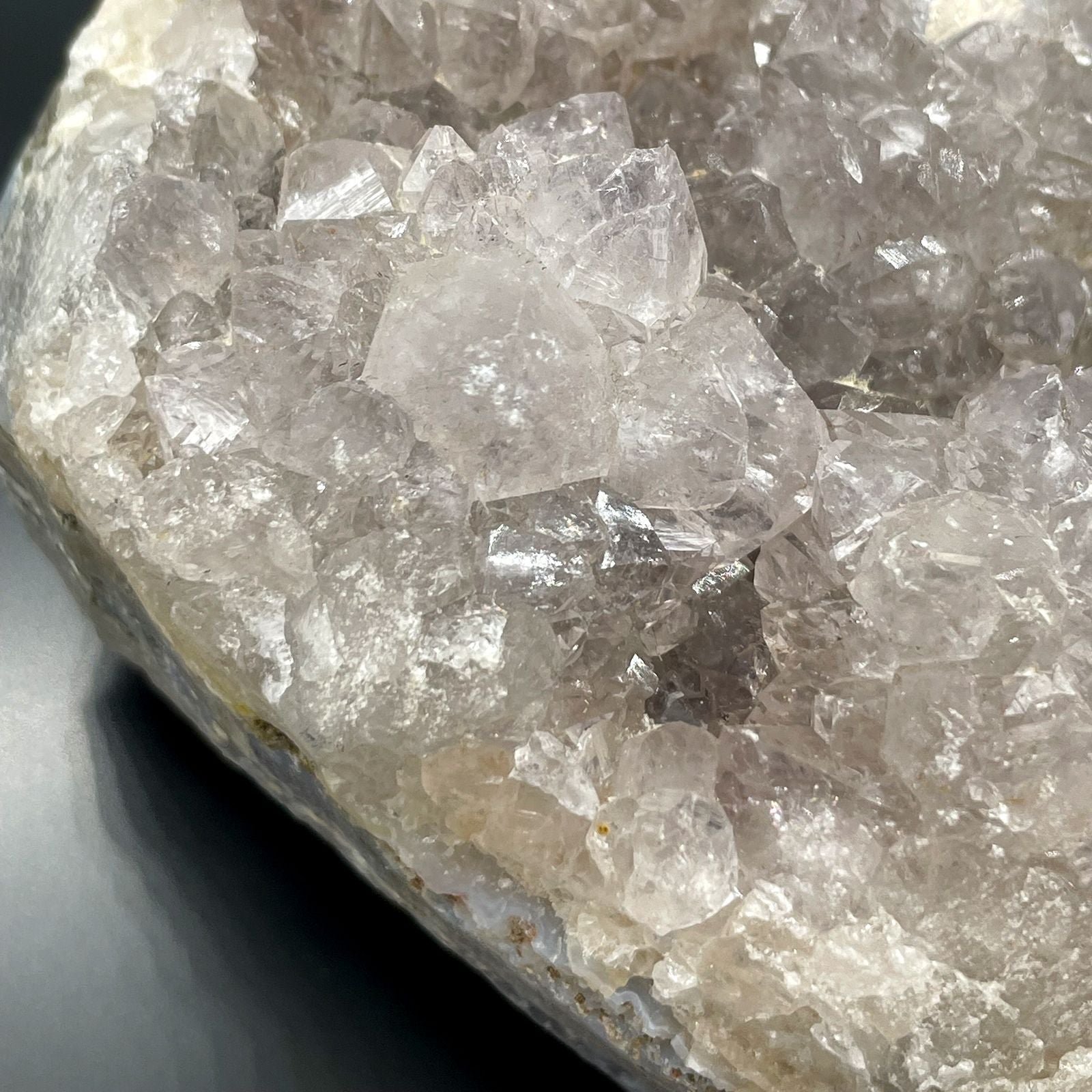 Cristales de amatista morada brillantes en base clara, ideales para decoración y coleccionismo.