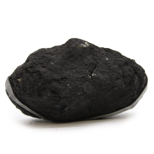 Piedra de carbón negra, forma irregular, textura rugosa, ideal para barbacoas y encendedores de fuego.