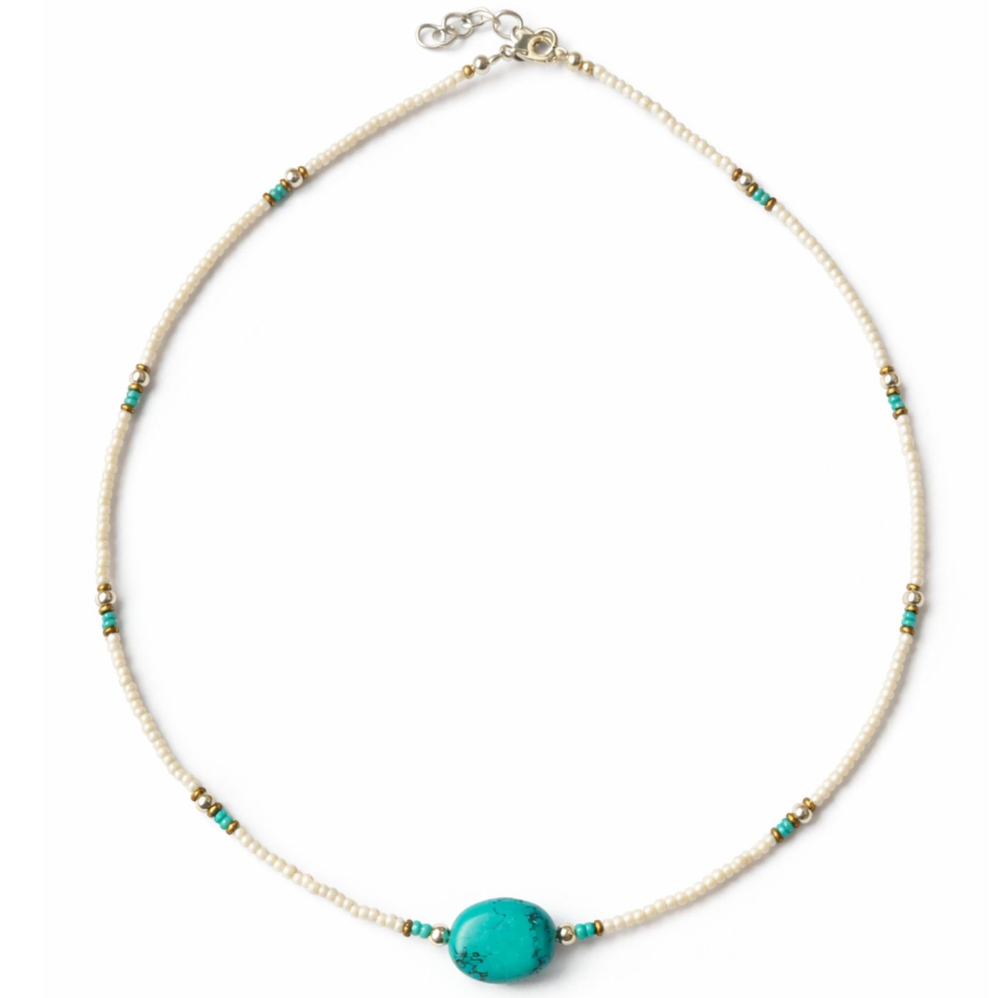Collar de perlas blancas con turquesa, adornos dorados y cuentas verdes, estilo bohemio, longitud ajustable.