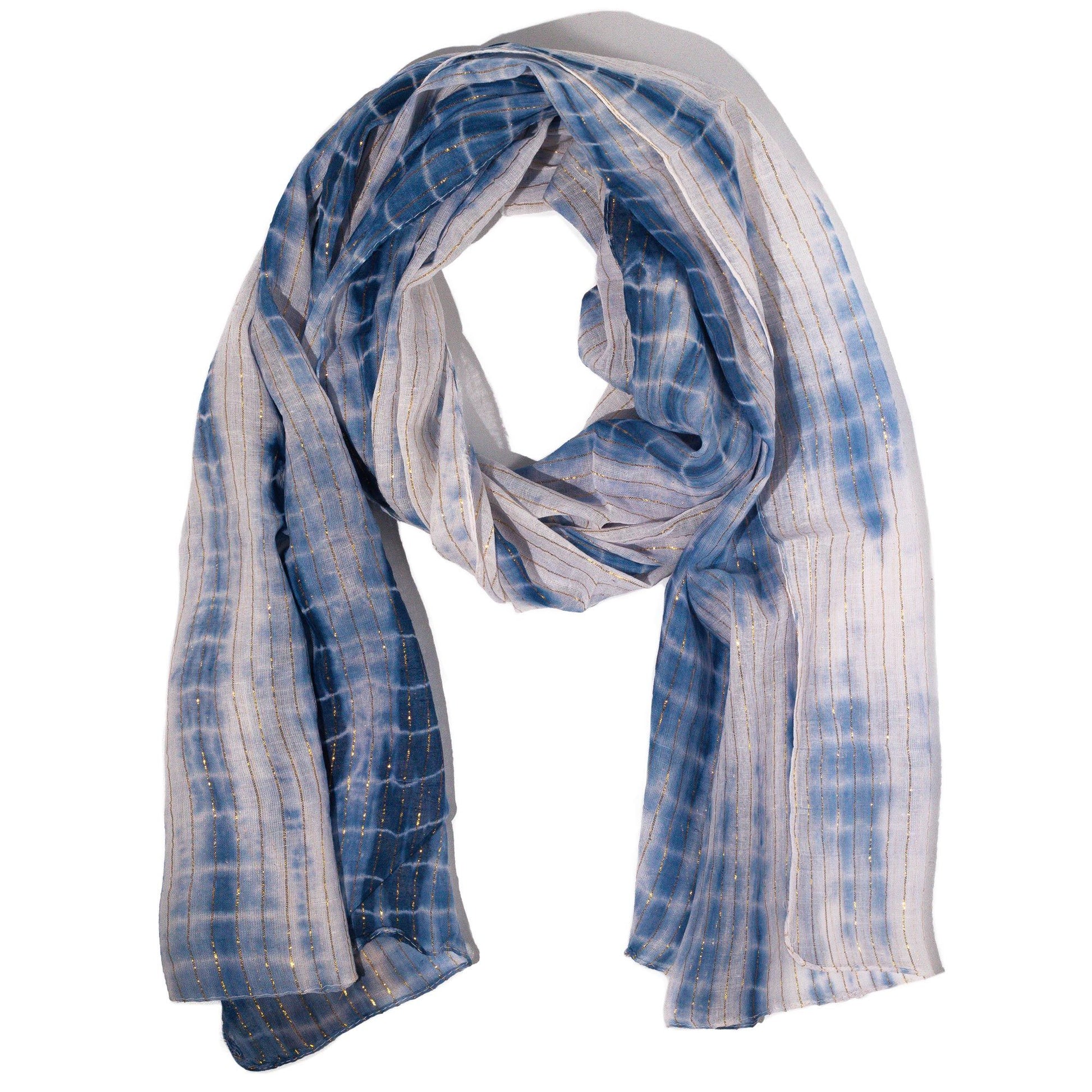 Chal azul con estampado de rayas, material ligero y brillante, ideal para cualquier ocasión.