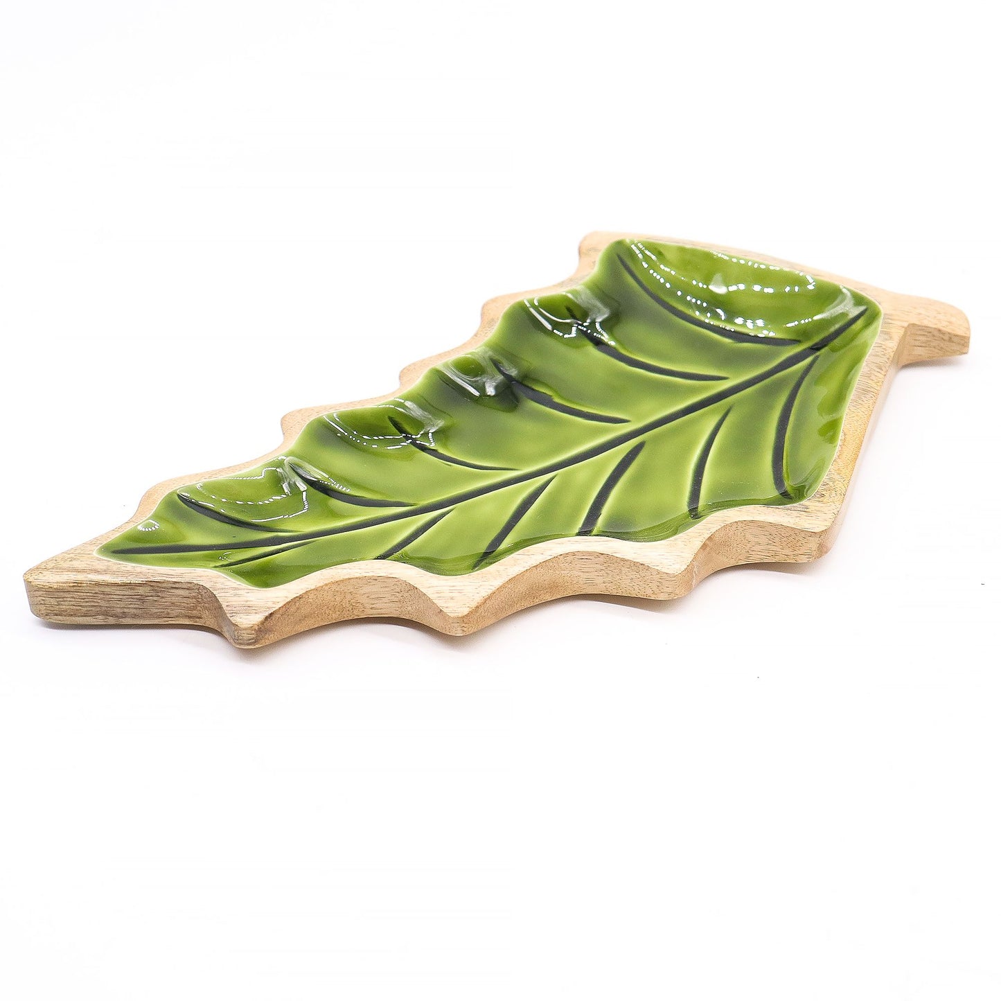 Plato decorativo en forma de hoja, verde brillante y base de madera clara. Ideal para servir aperitivos.