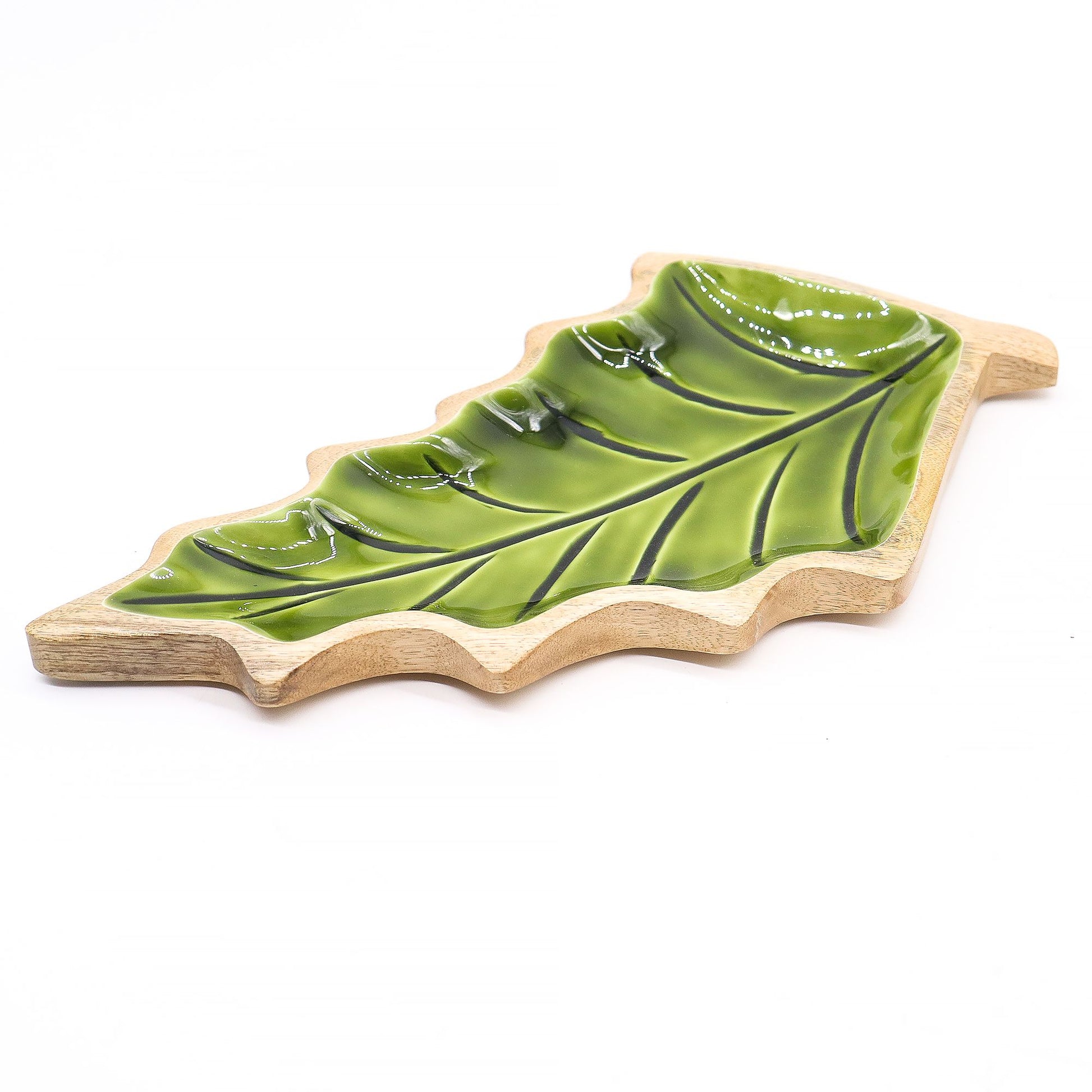 Plato decorativo en forma de hoja, verde brillante y base de madera clara. Ideal para servir aperitivos.