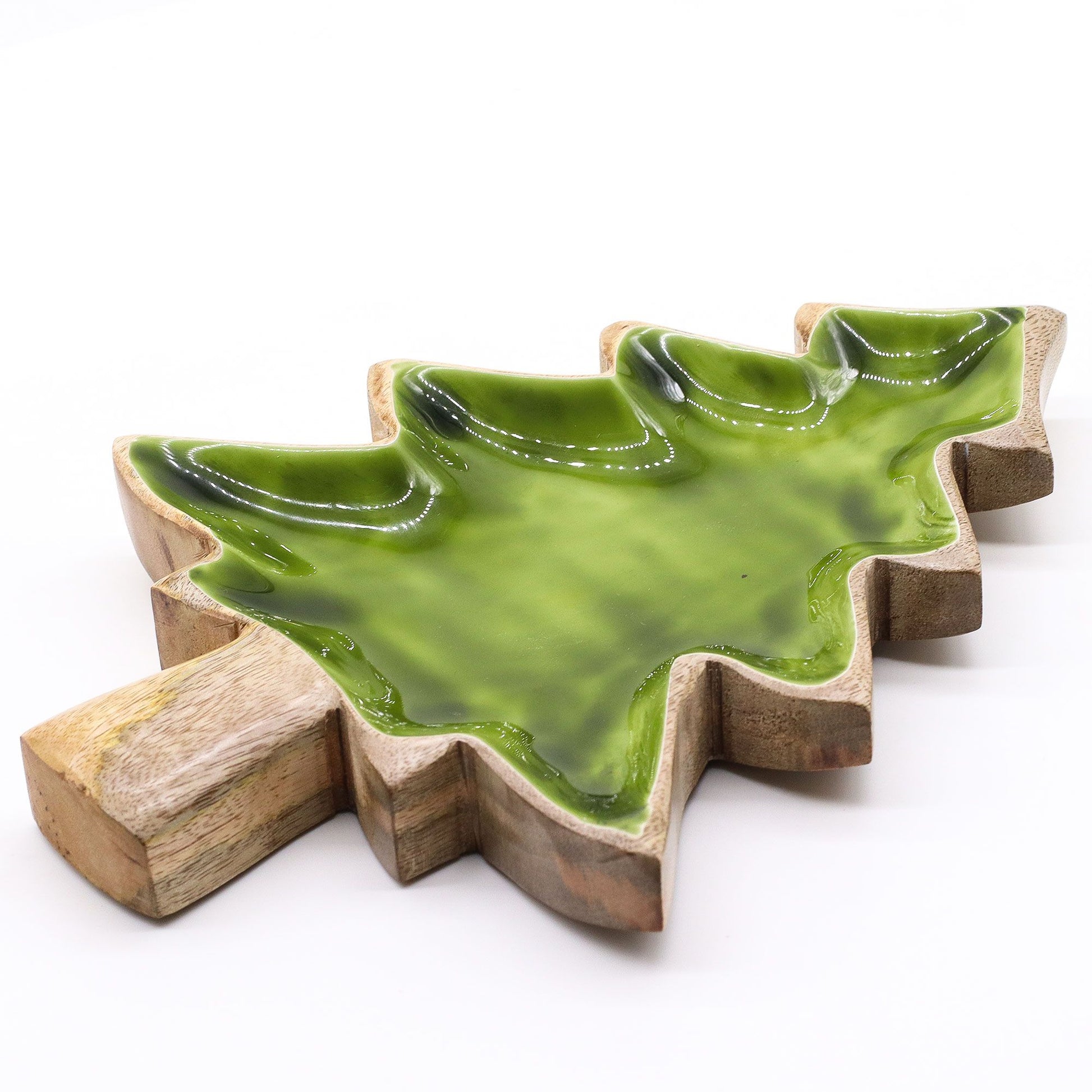 Plato de madera en forma de árbol, con acabado cerámico verde brillante y base natural. Ideal para decoración navideña.