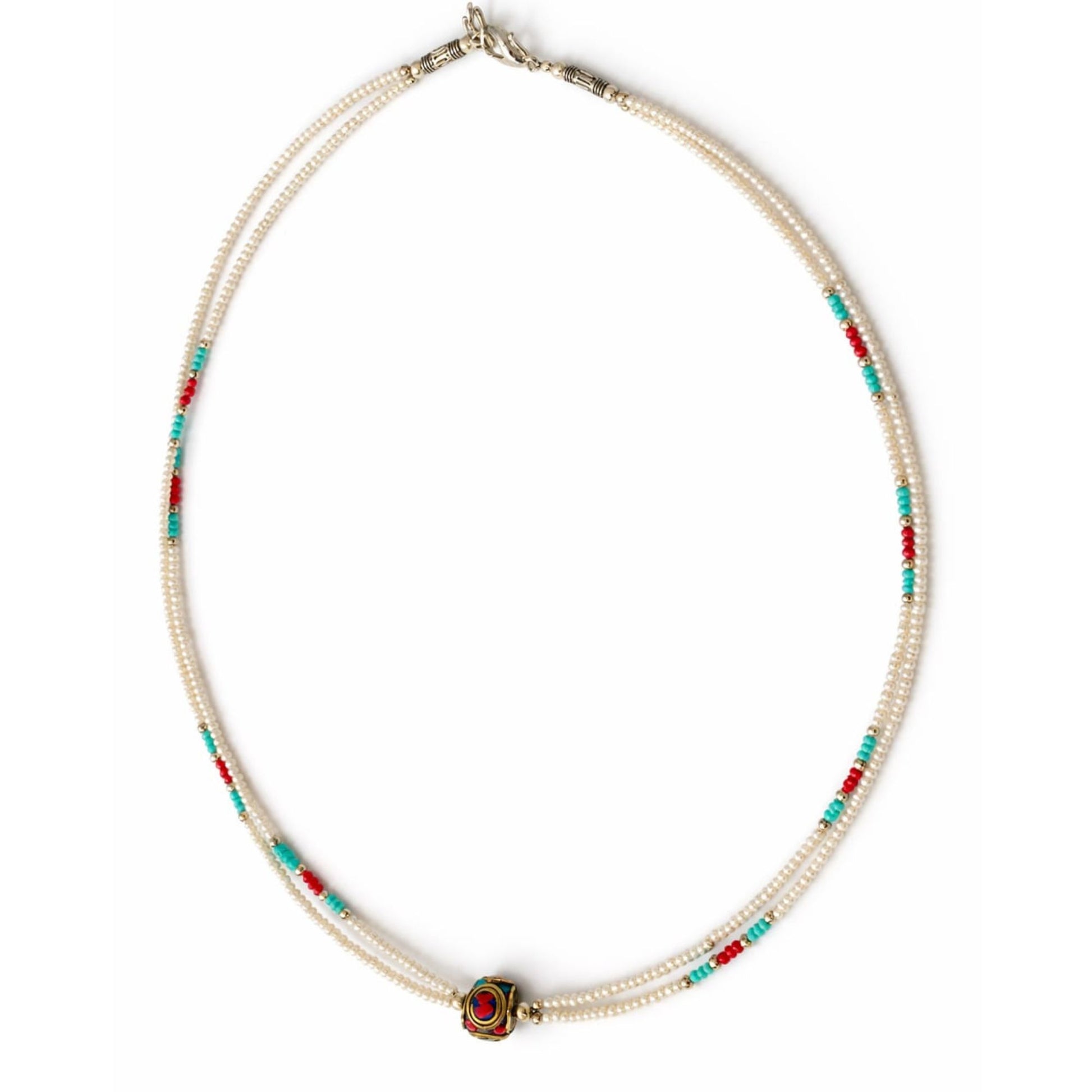 Collar de perlas blancas con detalles en turquesa y rojo, estilo bohemio, elegante y colorido.