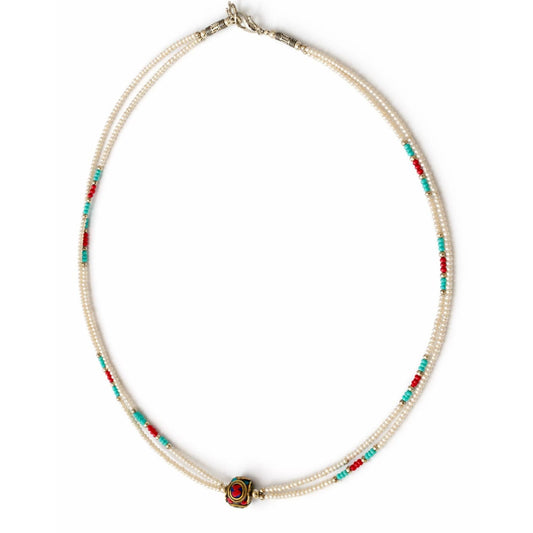 Collar de perlas blancas con detalles en turquesa y rojo, estilo bohemio, elegante y colorido.