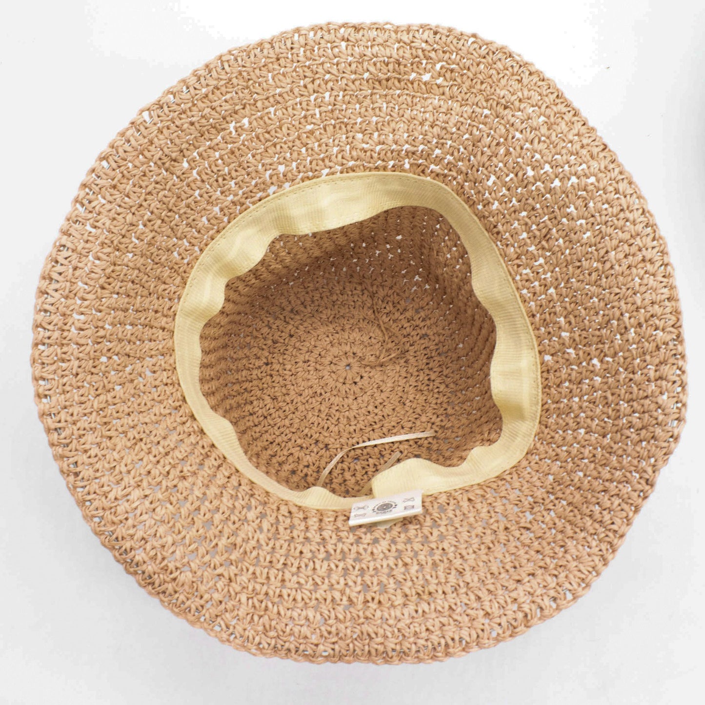 Sombrero de paja trenzada color natural con ribete amarillo, estilo bohemio y ligero, ideal para el verano.