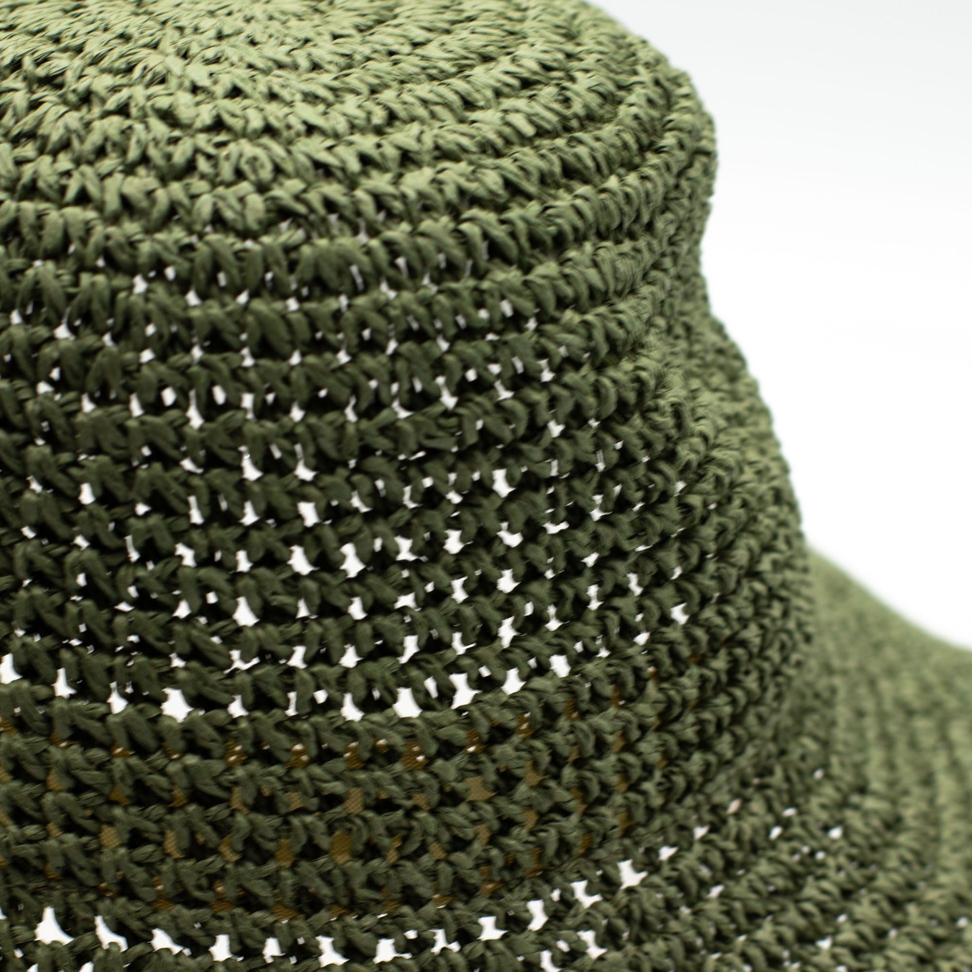 Sombrero de paja tejido en color verde oliva, estilo casual y fresco, ideal para días soleados.