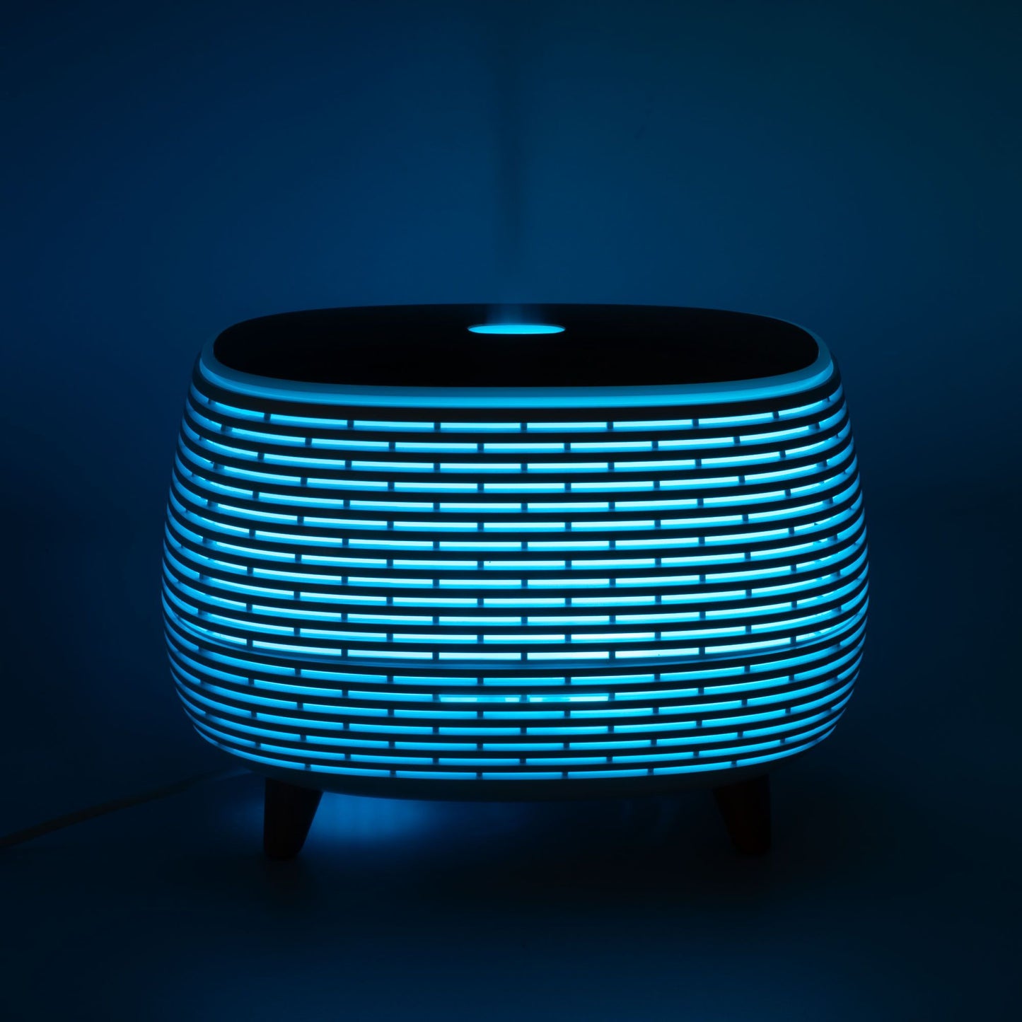 Lámpara de mesa azul, diseño contemporáneo, elementos de madera y cerámica, perfecta para decoración moderna.