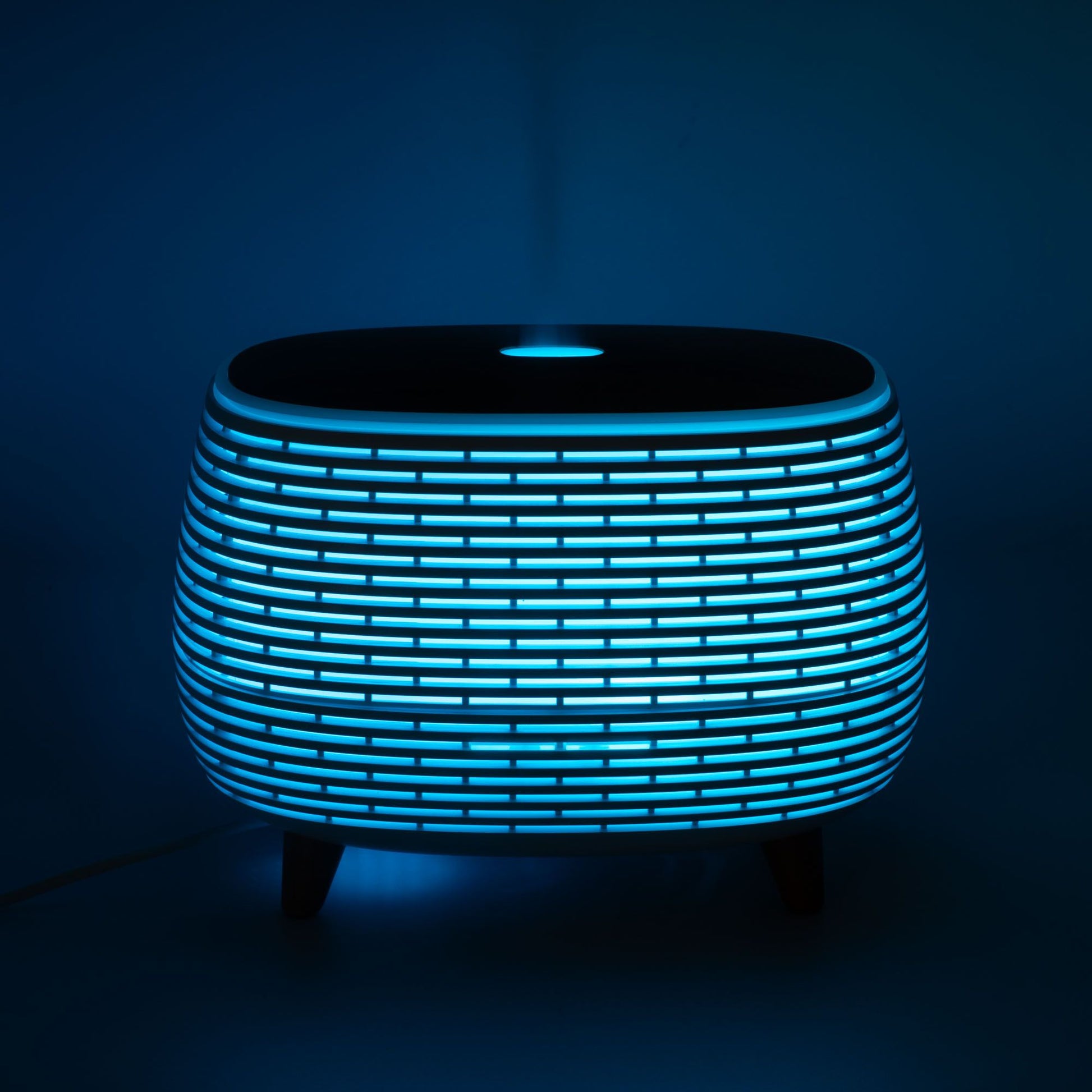 Lámpara de mesa azul, diseño contemporáneo, elementos de madera y cerámica, perfecta para decoración moderna.